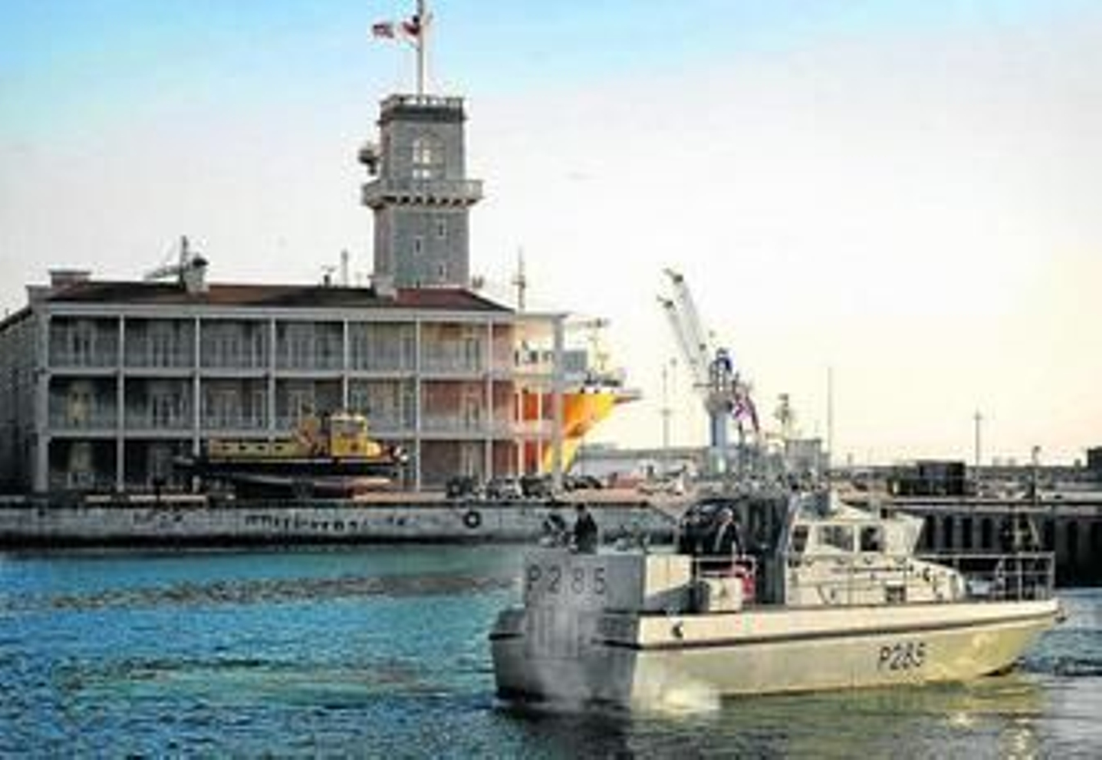 El ministro, ayer a bordo de una de las embarcaciones del escuadrón de Gibraltar.