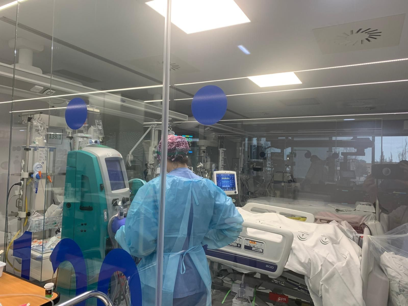 Una sanitaria en la UCI del Clínico. Una sanitaria en la UCI del Clínico.