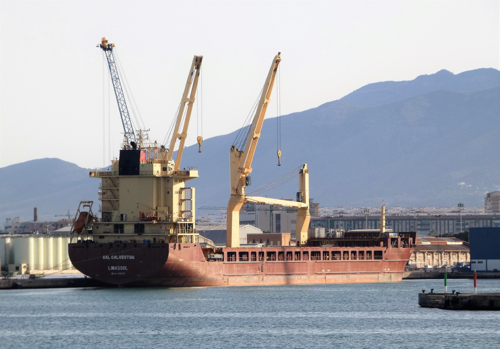 Buque ‘AAL Galveston’ encargado de la exportación de dos transformadores a Malasia atracado en el muelle seis. Buque ‘AAL Galveston’ encargado de la exportación de dos transformadores a Malasia atracado en el muelle seis.