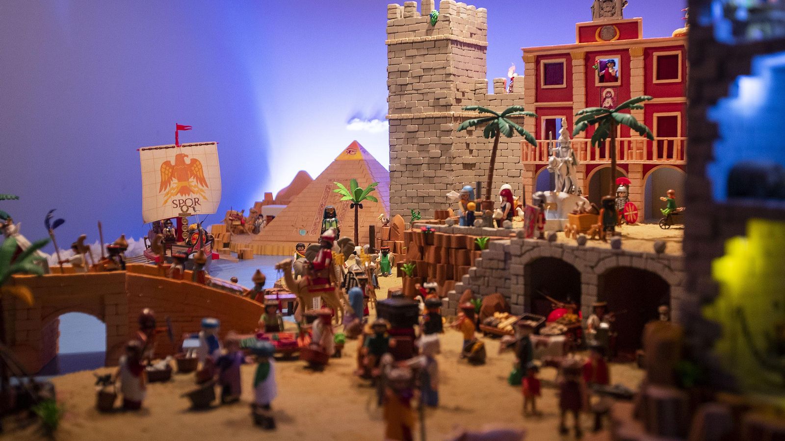 Un detalle del belén de Playmobil instalado por la hermanad de la Soledad.