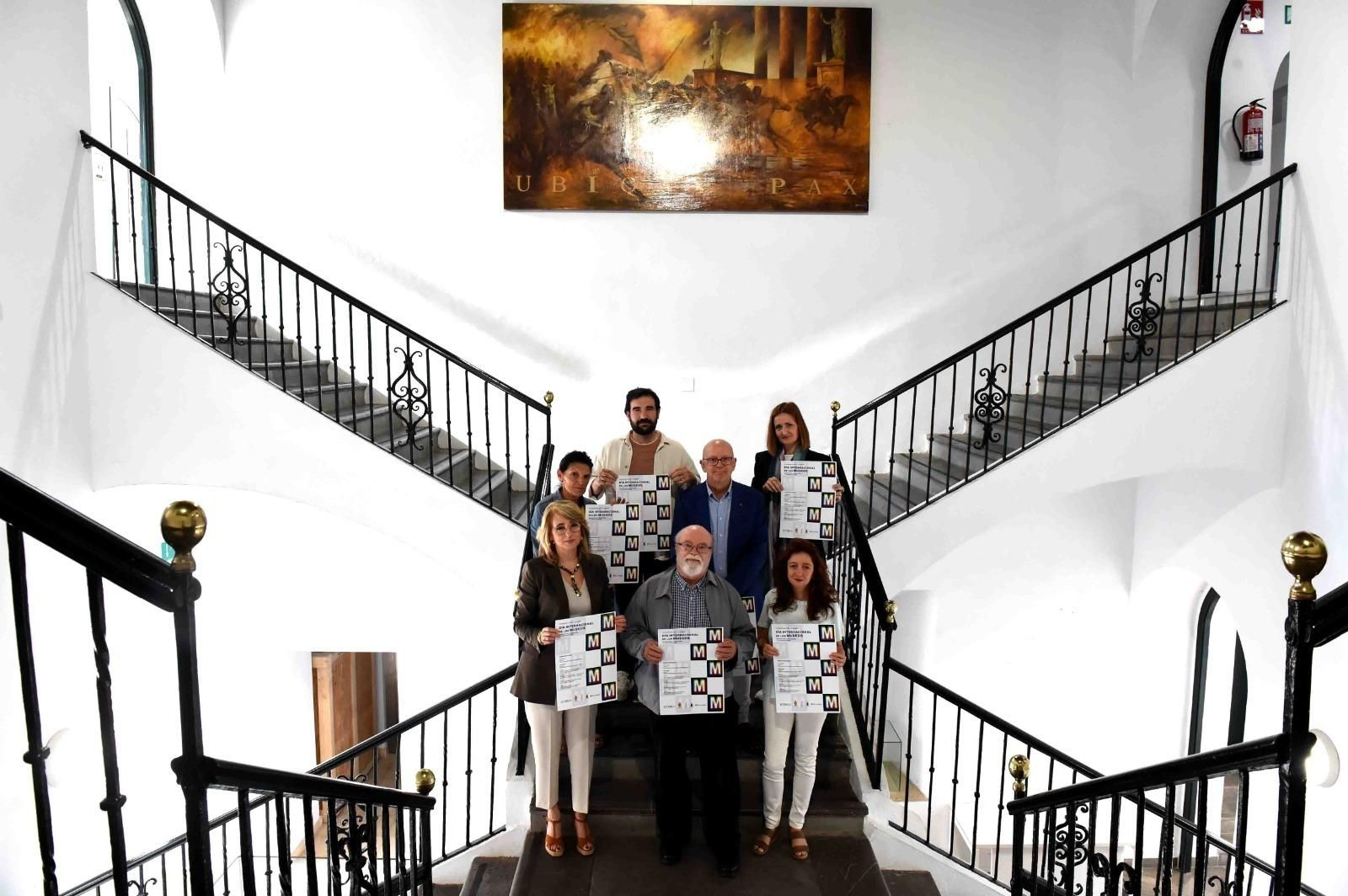 Pilar Pintor junto a los colectivos colaboradores en el Museo Municipal. Pilar Pintor junto a los colectivos colaboradores en el Museo Municipal.