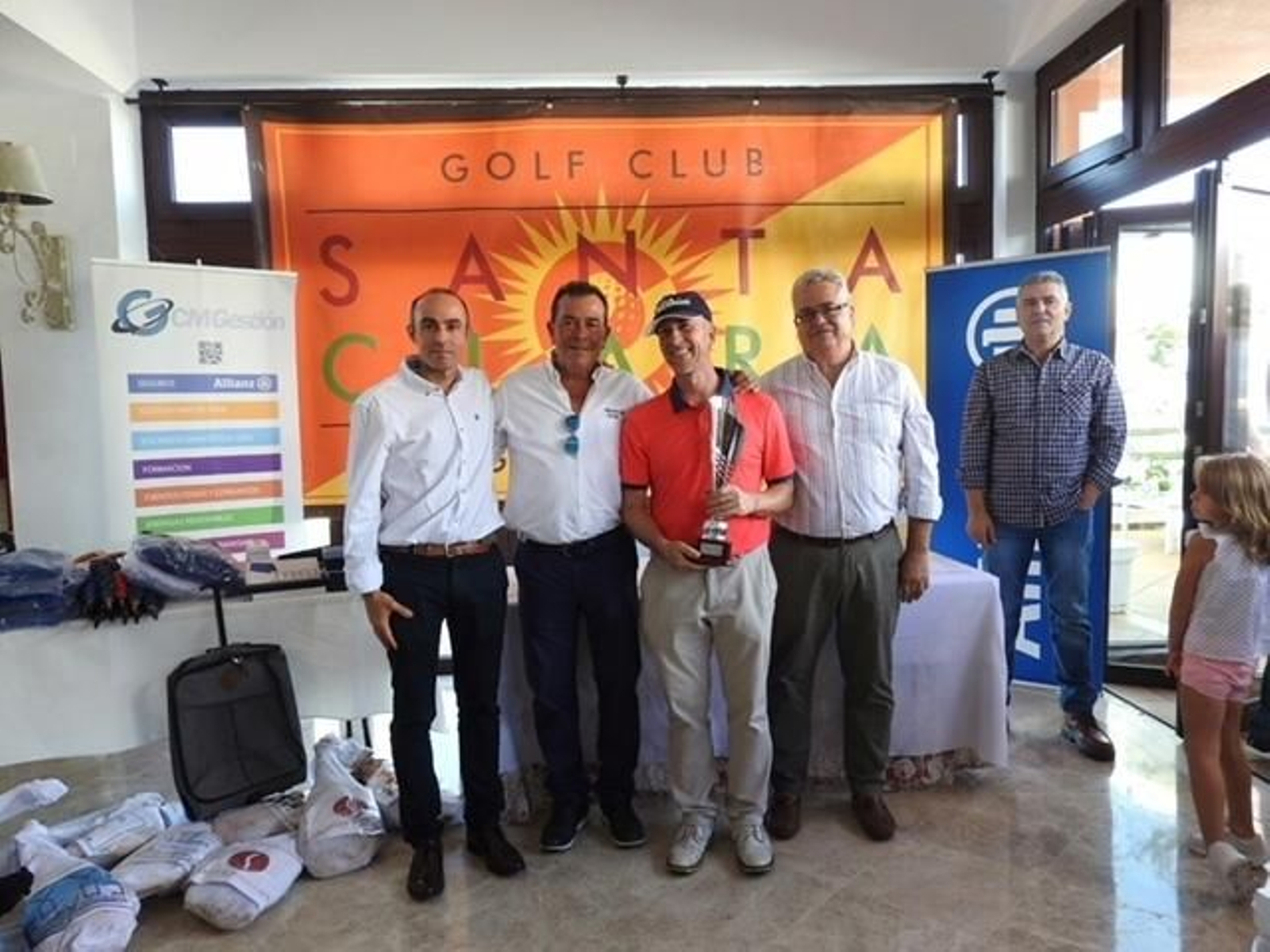 El vencedor Juan Navalón recoge su premio de manos de los organizadores.