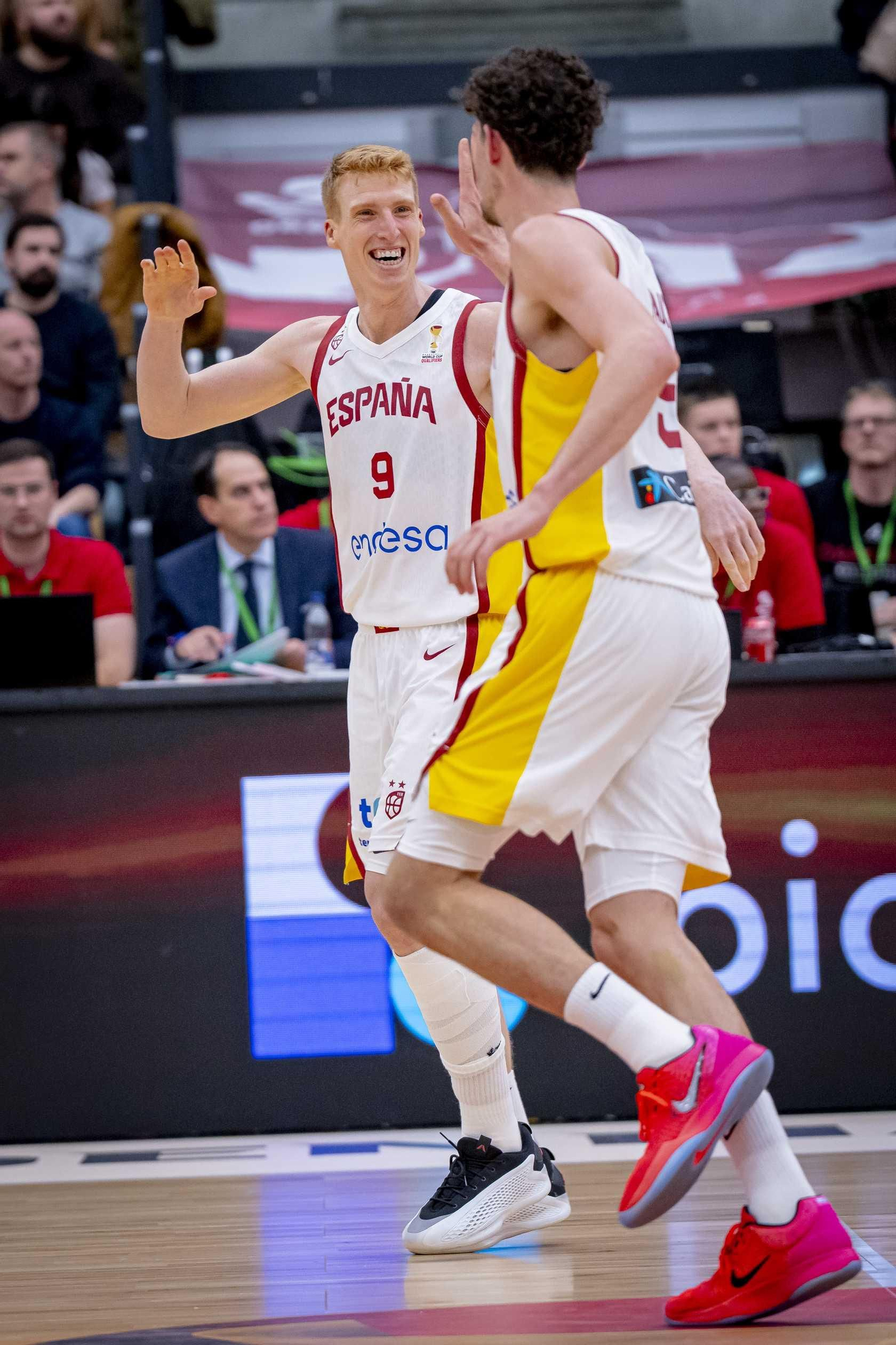 Cómodo inicio de la España de Chus Mateo con un buen Alberto Díaz