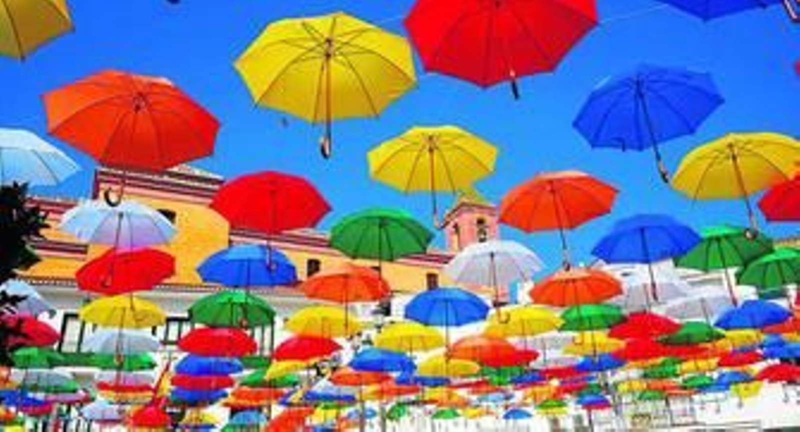 Paraguas en el centro histórico de Torrox.