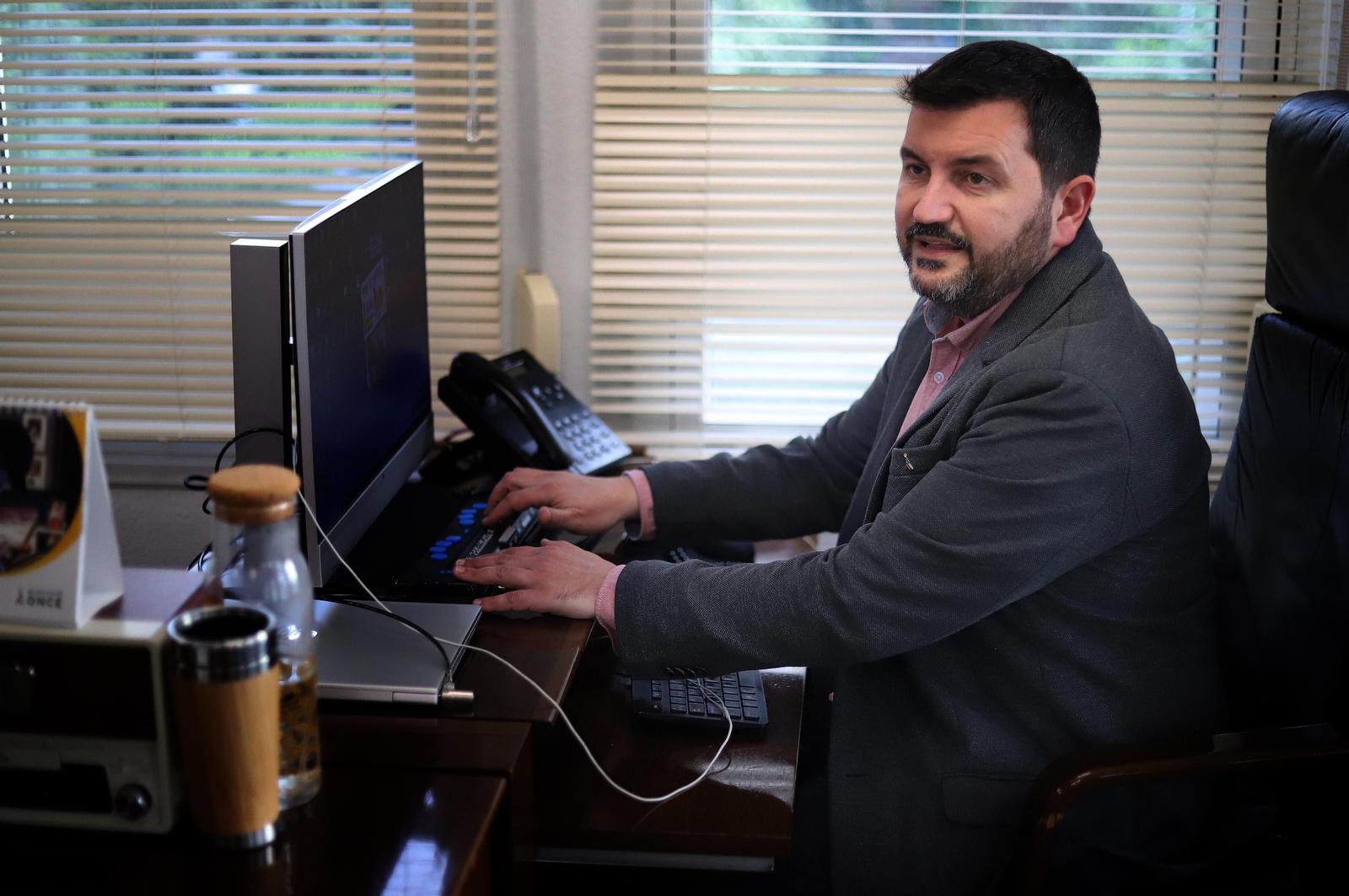 Imágenes de la entrevista a Francisco García Soriano, director de la ONCE en Huelva