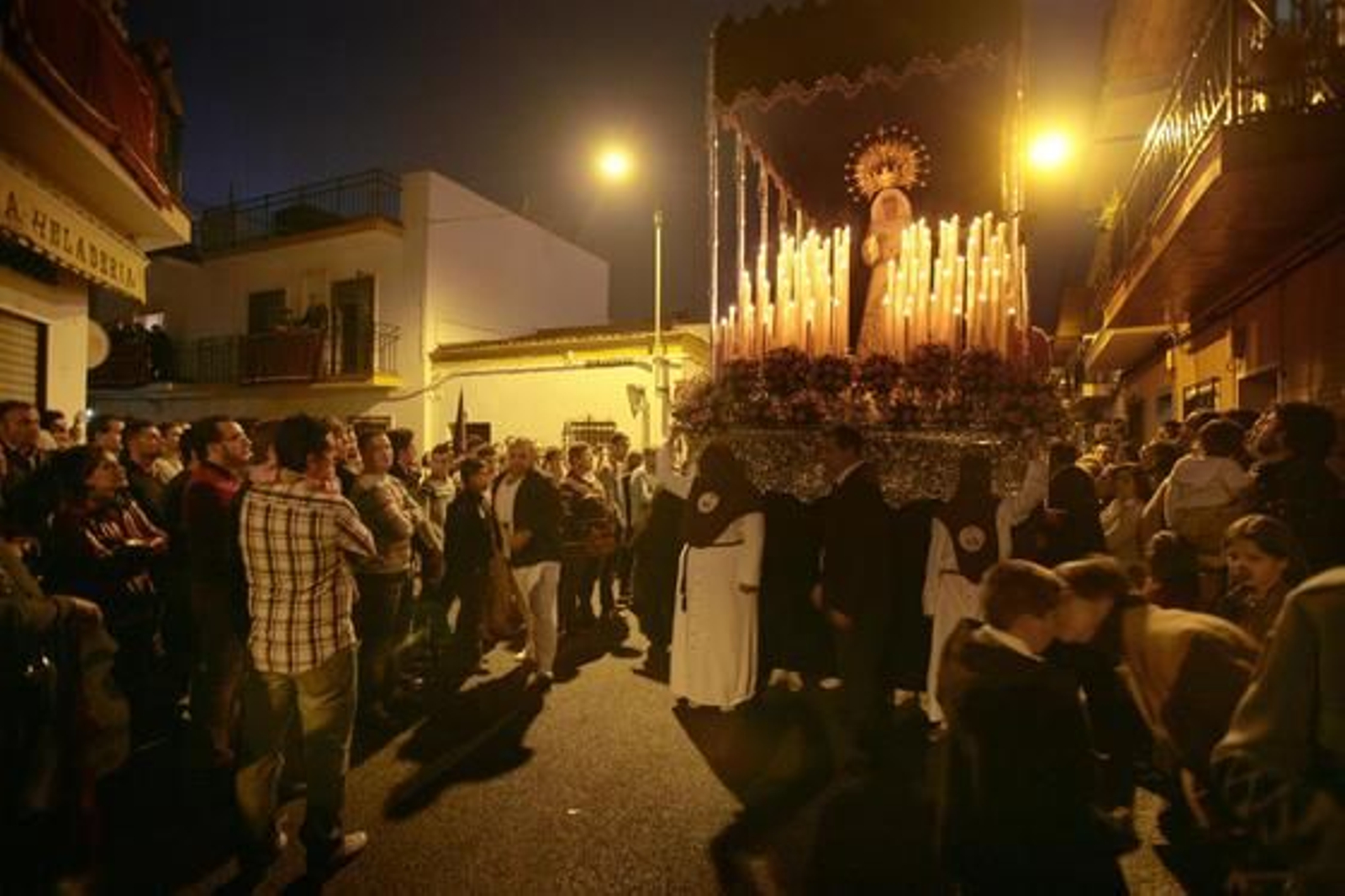 Salida de la Hermandad de Bellavista. / Juan Carlos Muñoz