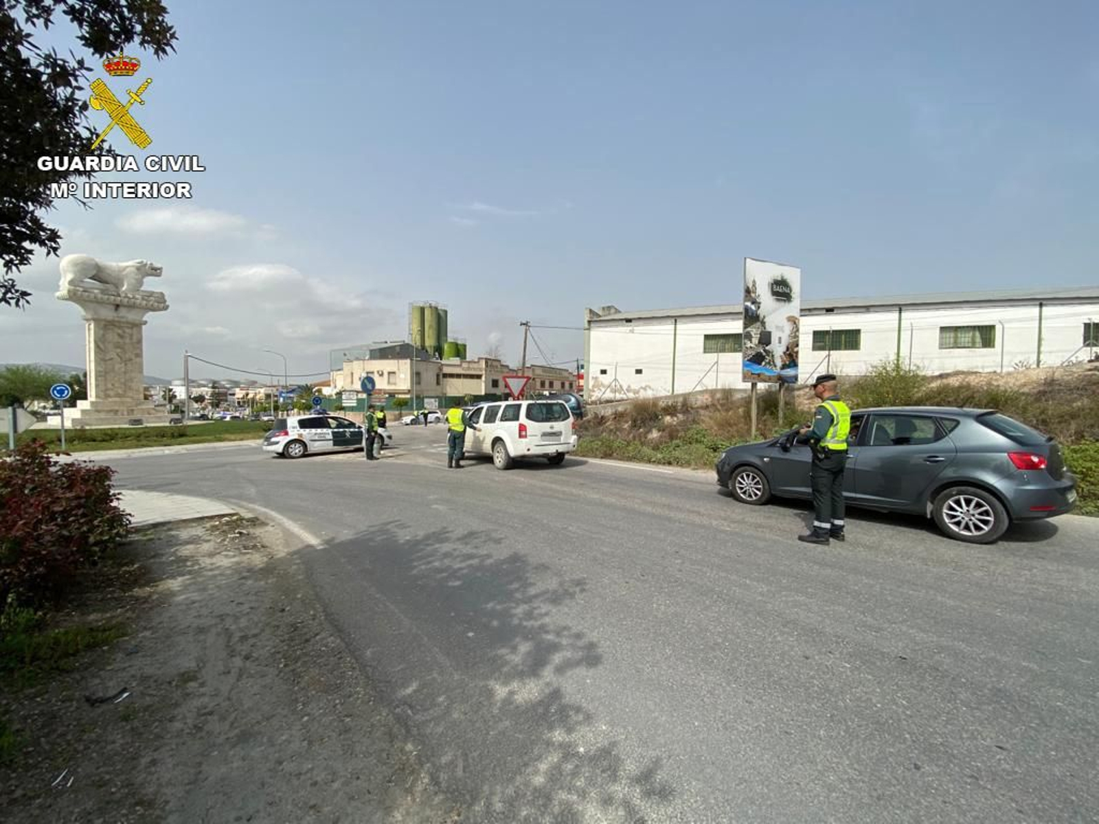 Agentes de la Guardia Civil en Baena.