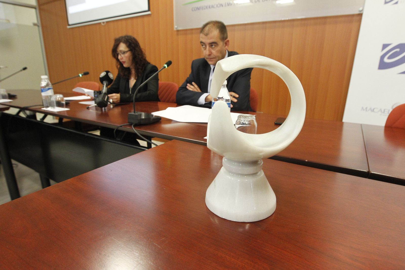 El presidente de AEMA, Jesús Posadas, y la directora general, Teresa Tijeras, presentan los premios de 2019