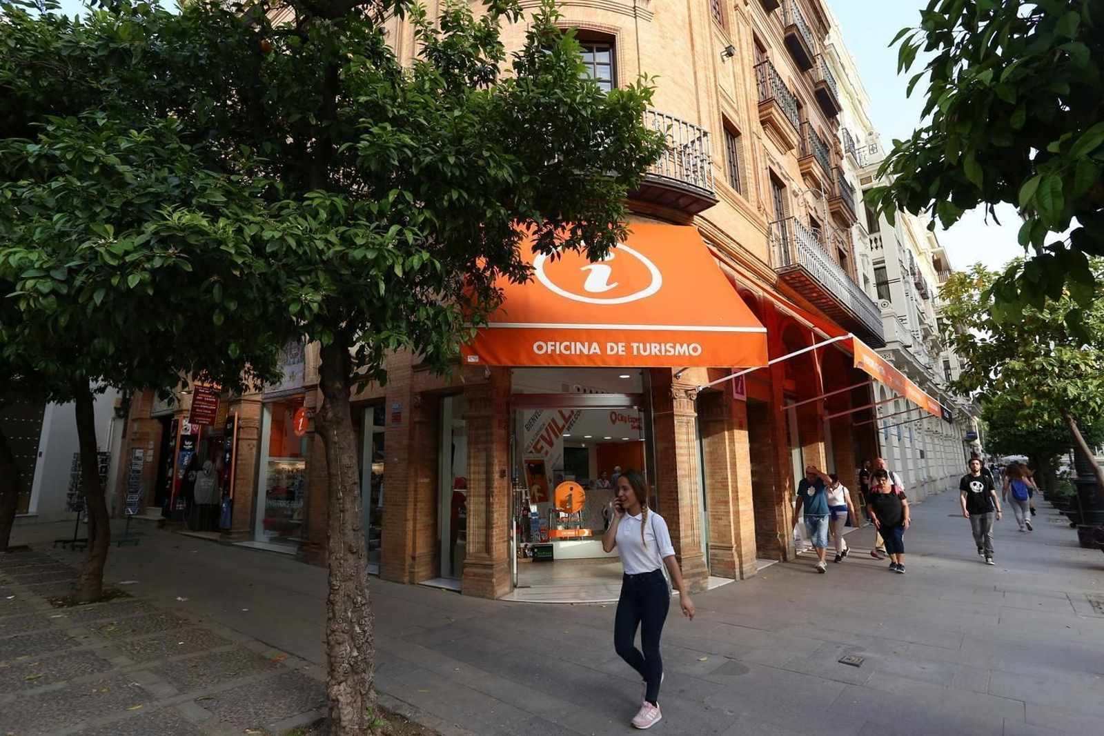 Antonio Muñoz dando a conocer la nueva normativa de publicidad.