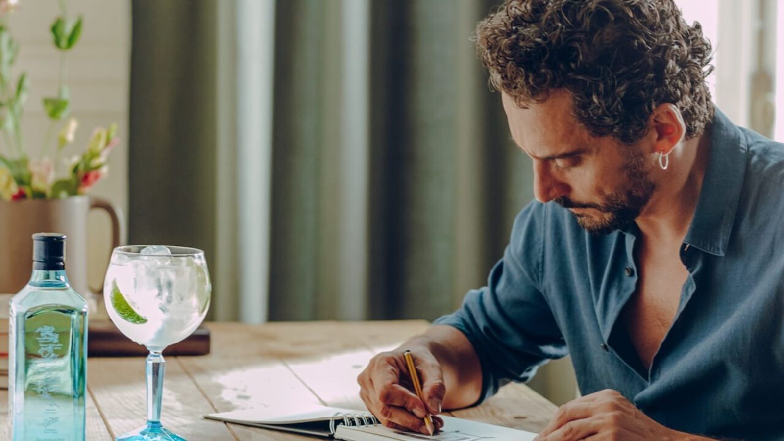 Paco León  en pleno diseño