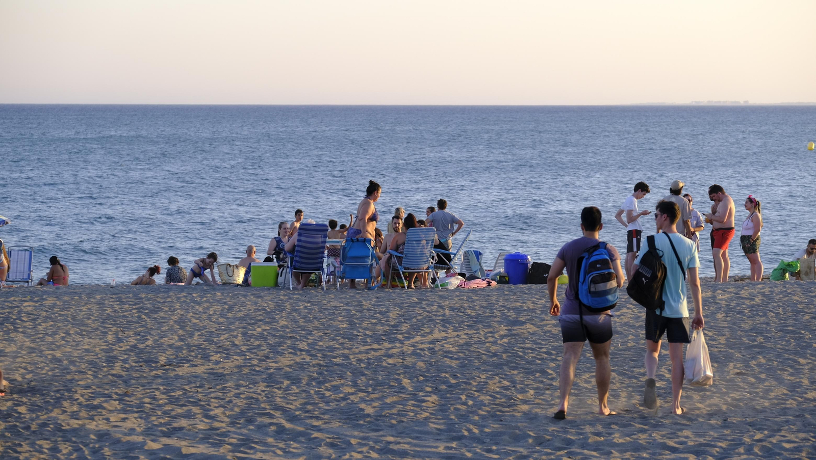 Imágenes de las hogueras de la Noche de San Juan en Almería capital