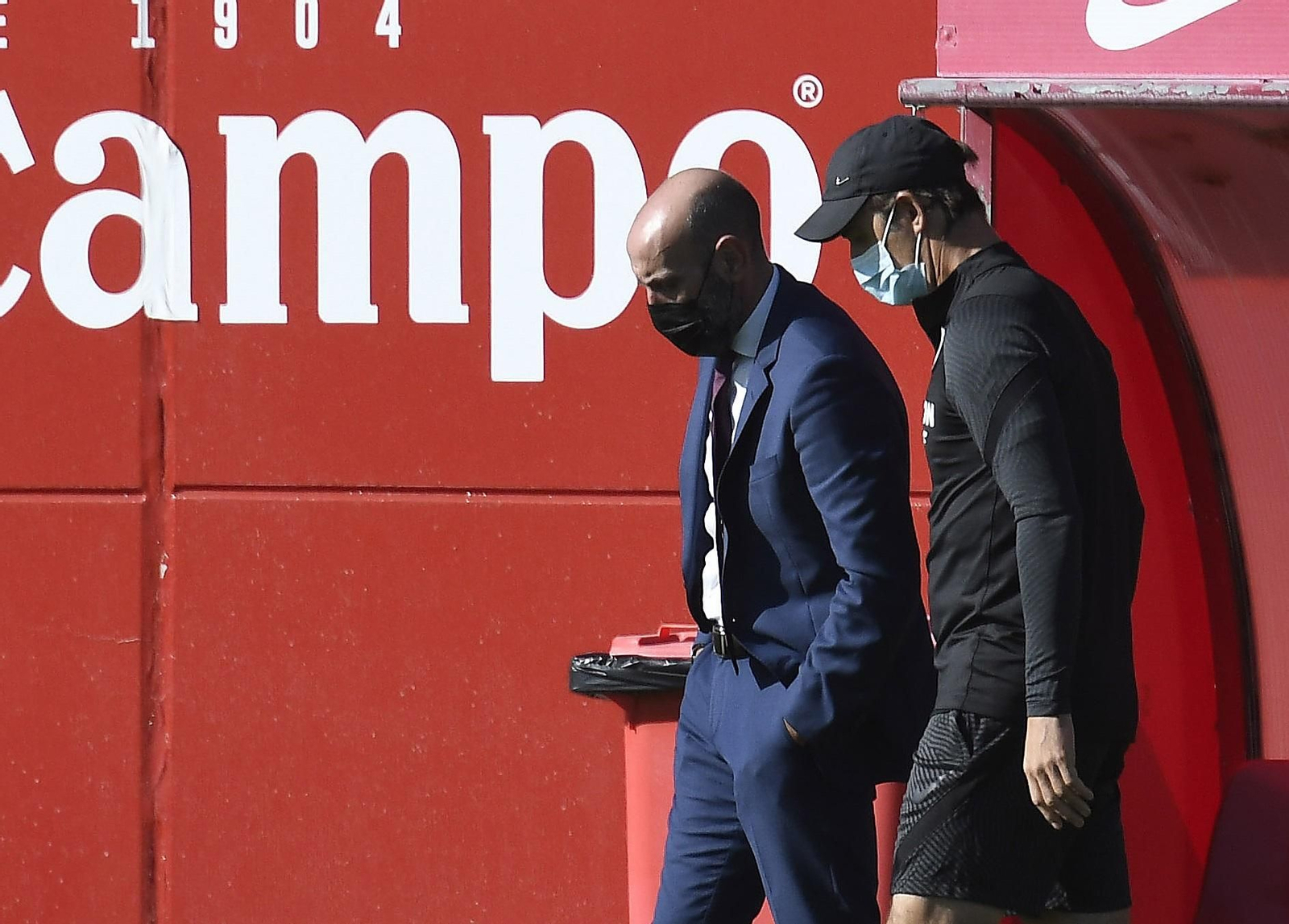 Monchi y Lopetegui charlan durante un entrenamiento del Sevilla FC.