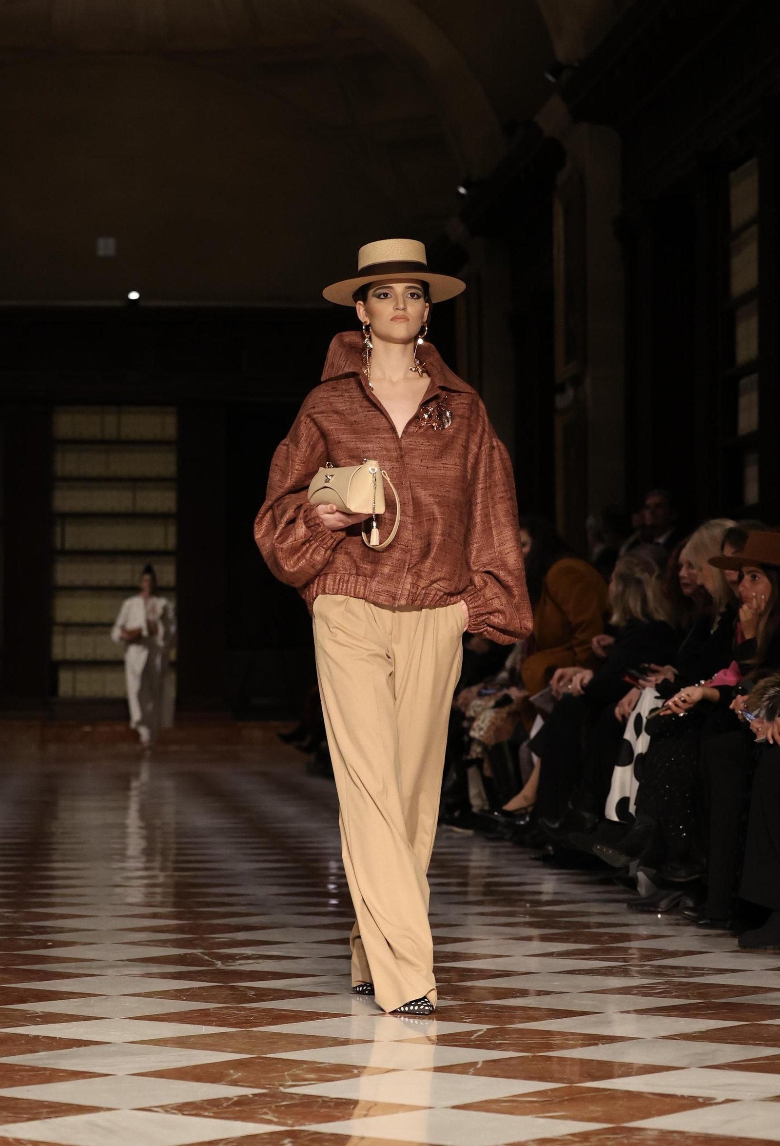 Desfile de Juana Martín en el Archivo de Indias de Sevilla