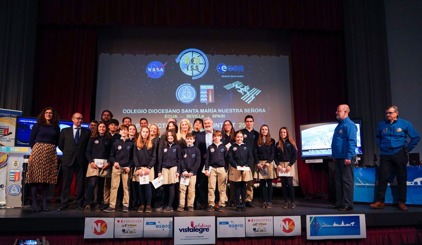 Patricia del Pozo con los alumnos del Colegio Diocesano Santa María Nuestra Señora, de Écija.