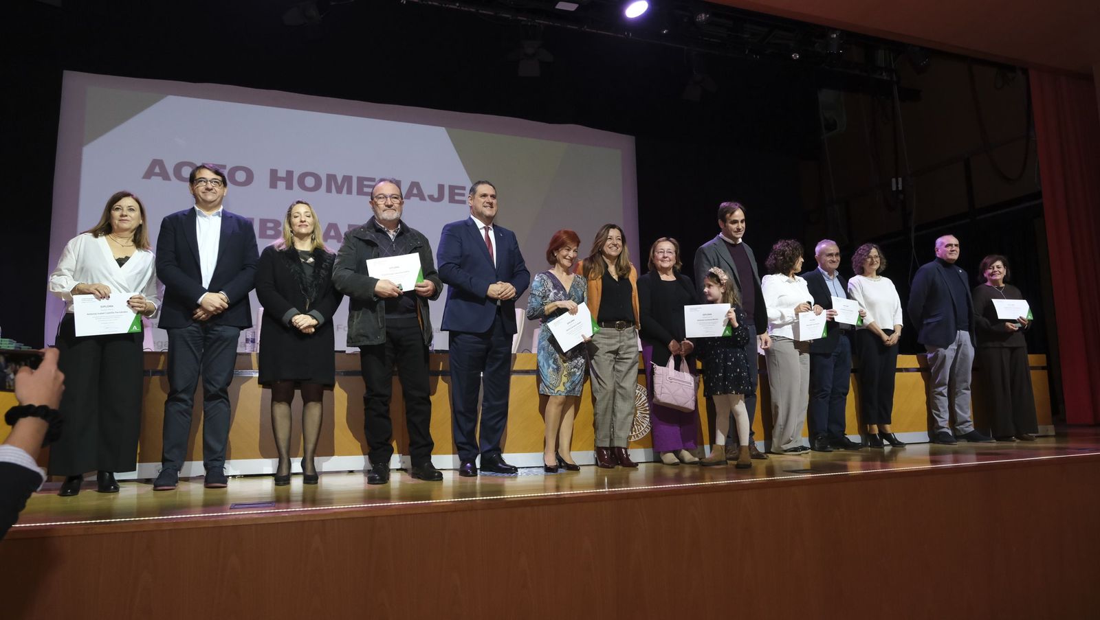 Los maestros docentes jubilados reciben su homenaje en la paraninfo de la UAL