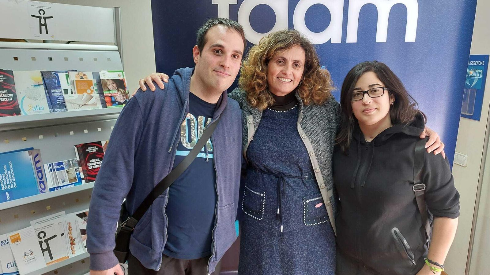 Noelia Muñoz de la FAAM (en el centro) junto a David Manzano y Cinthia Capel