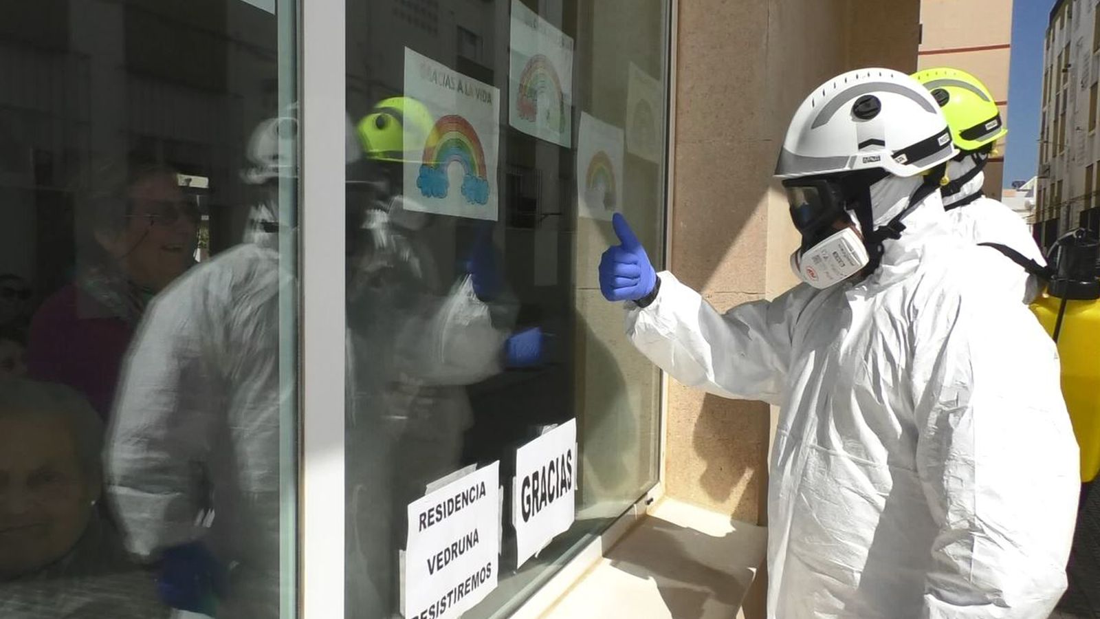 Un bombero saluda a los mayores de la Residencia Vedruna