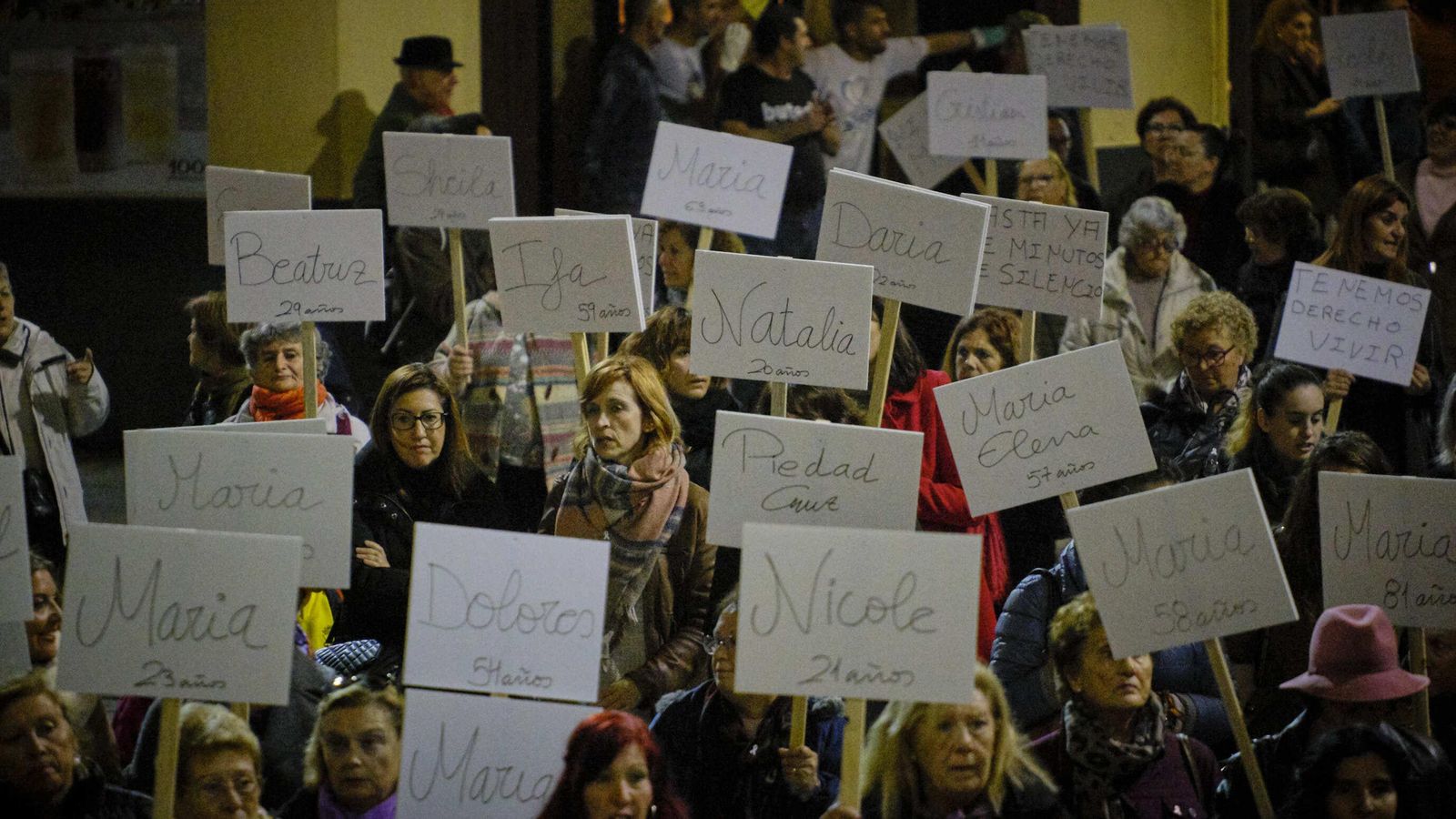 Algunos de los nombres de las víctimas de la violencia machista durante este año, en la manifestación del 25-N en Cádiz.