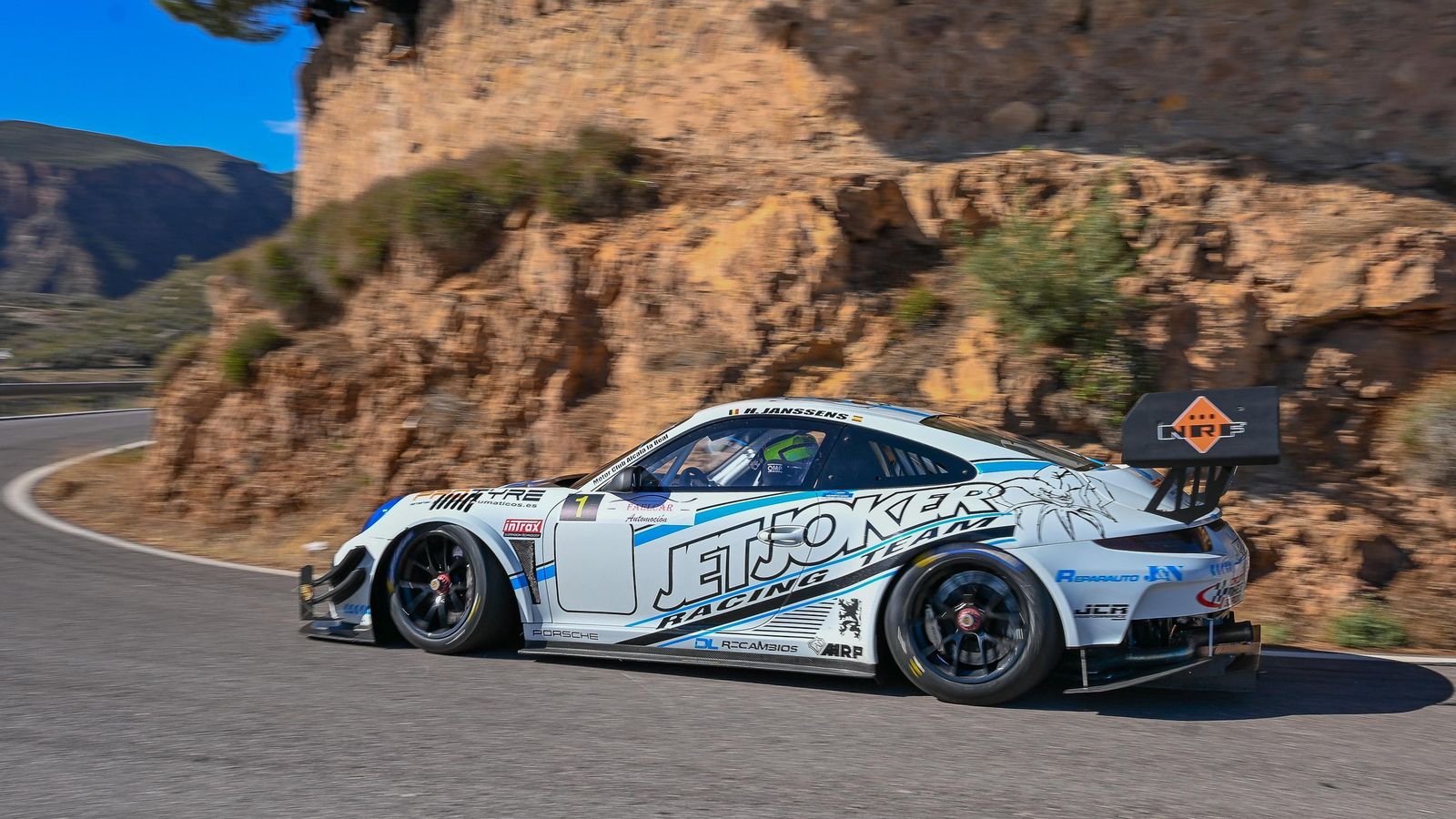 Humberto Janssens Vrebos a su paso con su vehículo por uno de los tramos de la prueba virgitana.