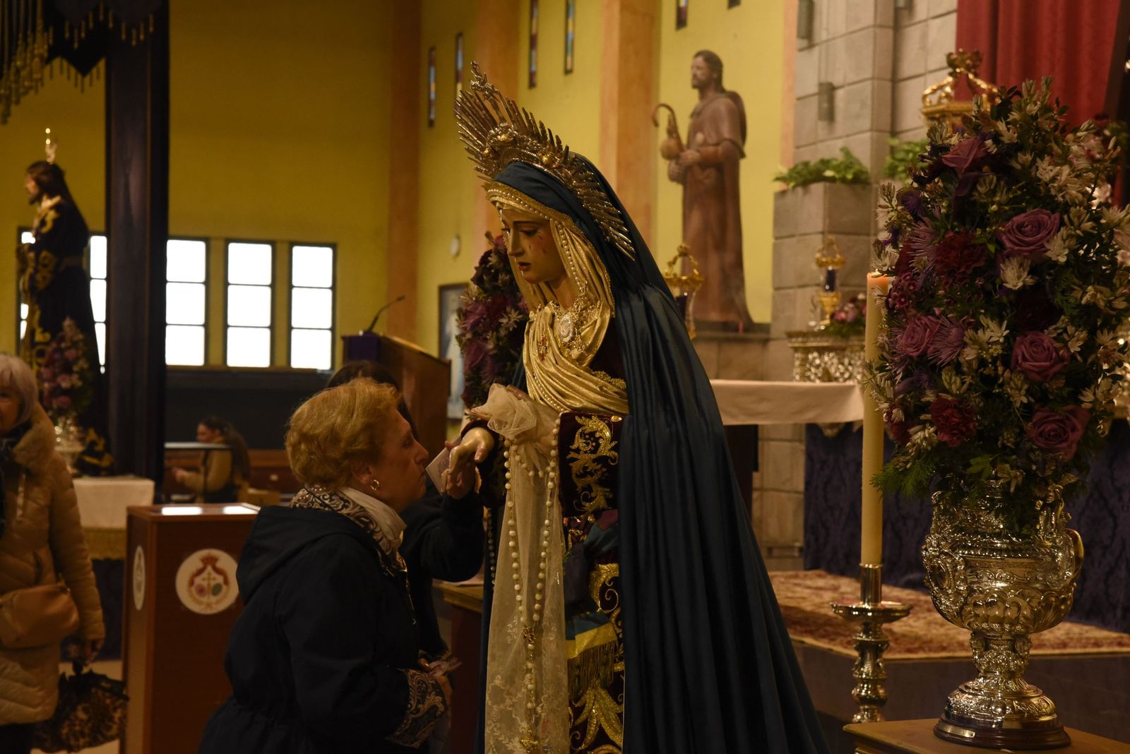 Las fotos del besapié del Medinaceli en la iglesia de Santiago de La Línea