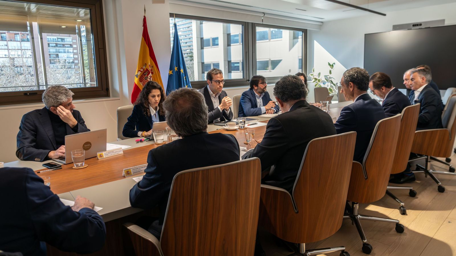 Una de las reuniones mantenidas ayer por el ministro Carlos Cuerpo.