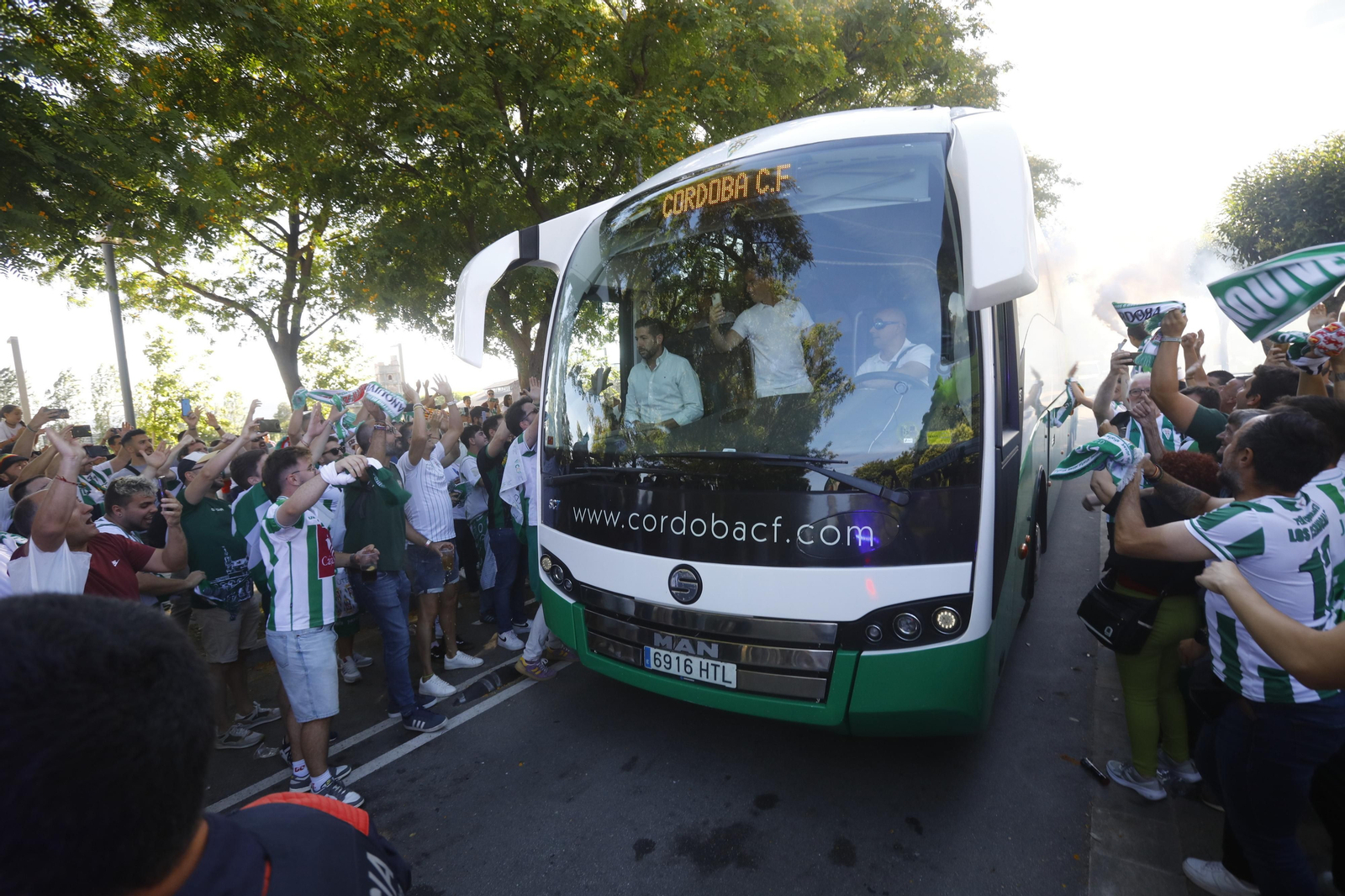 Las mejores fotos de la afición del Córdoba CF en la previa del partido ante el Barcelona Atlètic