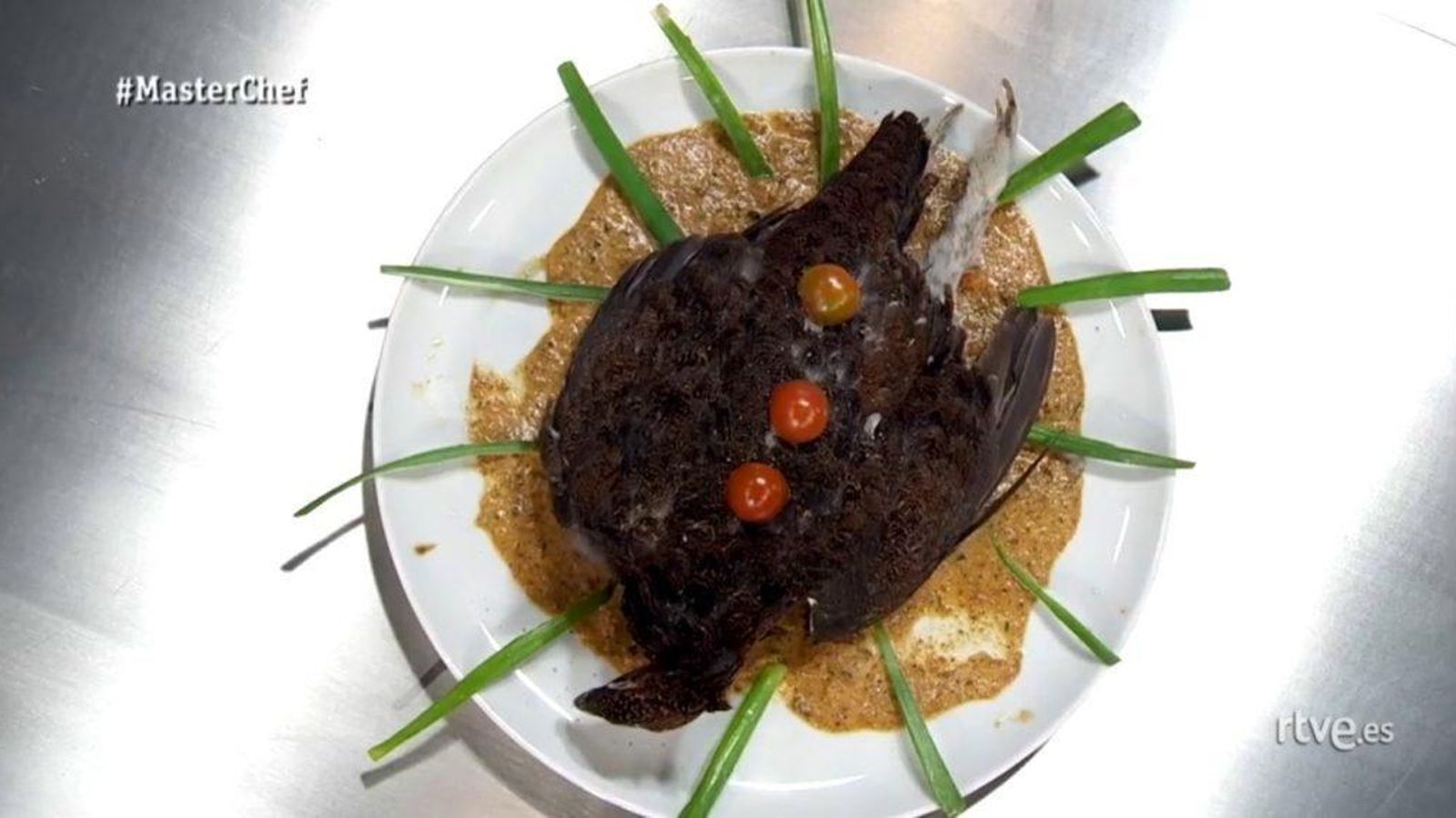 'Pájaro muerto en lo alto de un plato'.