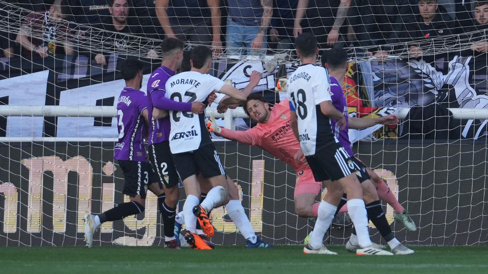 Carlos Marín salva el gol en un ataque del Burgos ante el Córdoba CF. Carlos Marín salva el gol en un ataque del Burgos ante el Córdoba CF.