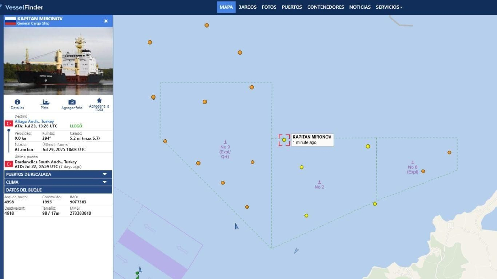 El buque de carga general Kapitan Mironov, con bandera rusa, en uno de los fondeaderos del puerto de Aliaga.