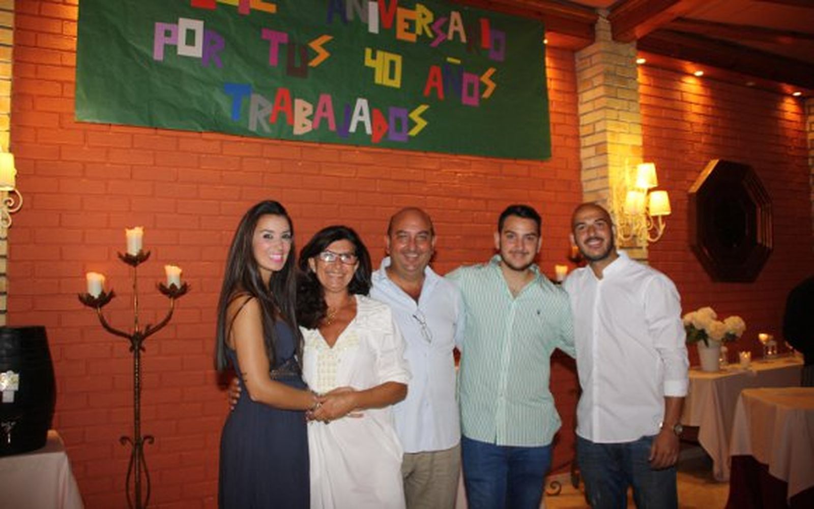 El homenajeado con su mujer Isabel Muñoz y sus hijos Isabel Diego y Víctor Ramírez.

Foto: Ignacio Casas de Ciria