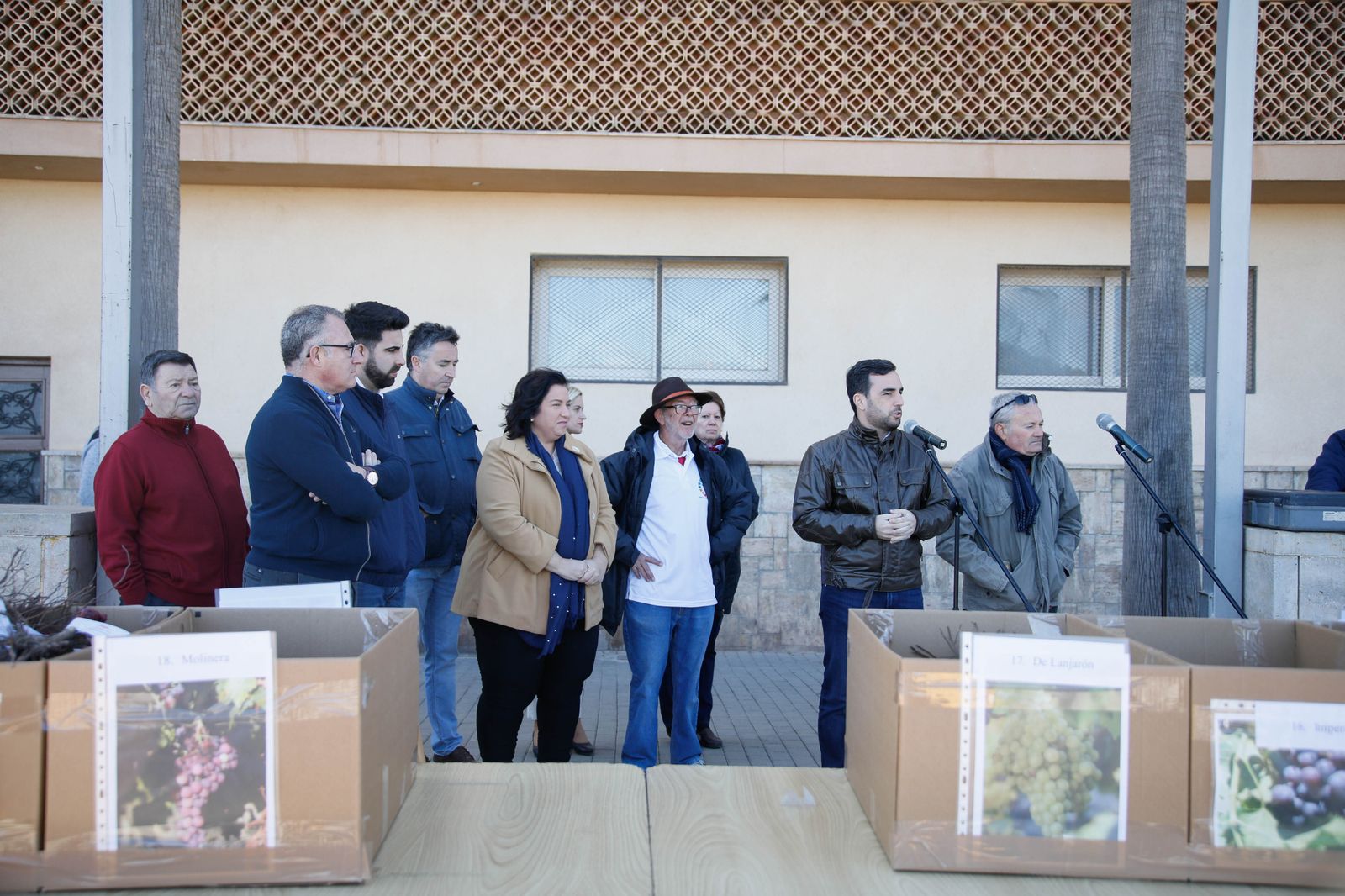 Imágenes del reparto de Parras en Alhama de Almería
