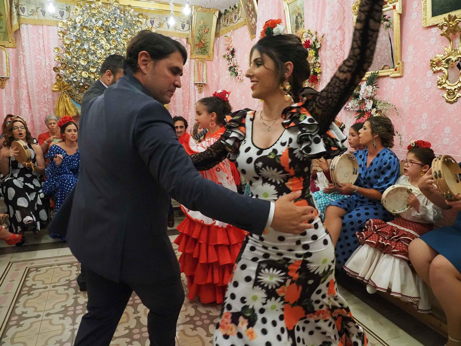 La localidad de Alosno vive con intensidad su festividad de las Cruces de Mayo.