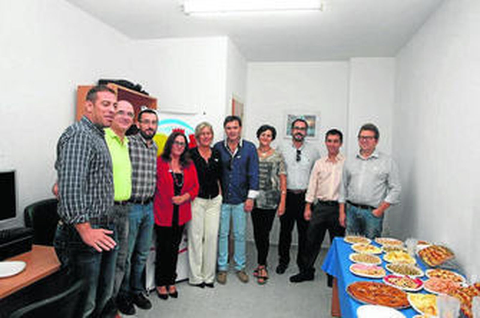 Los miembros de La Línea 100x100, en el interior de la sede.