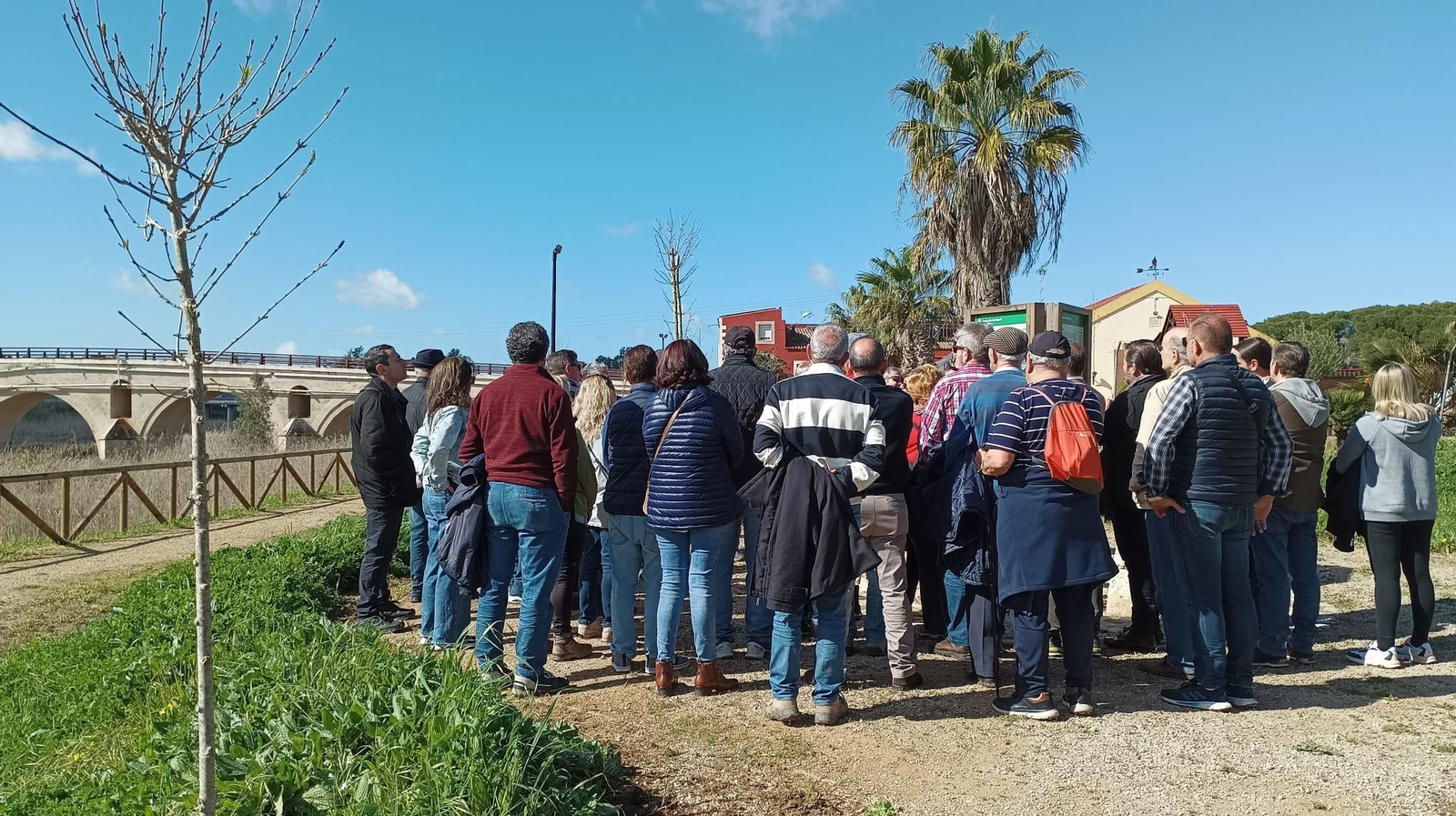 Multitudinaria visita guiada al puente de Cartuja en Jerez