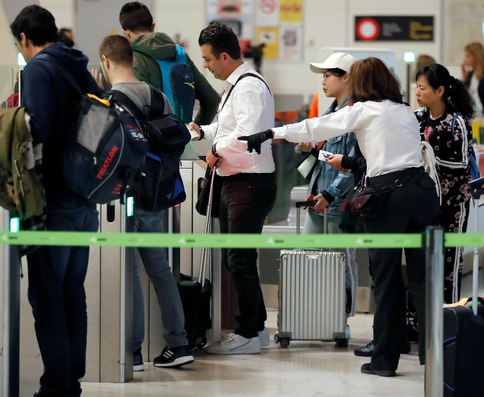 Pasajeros afectados por la huelga de Air Nostrum.