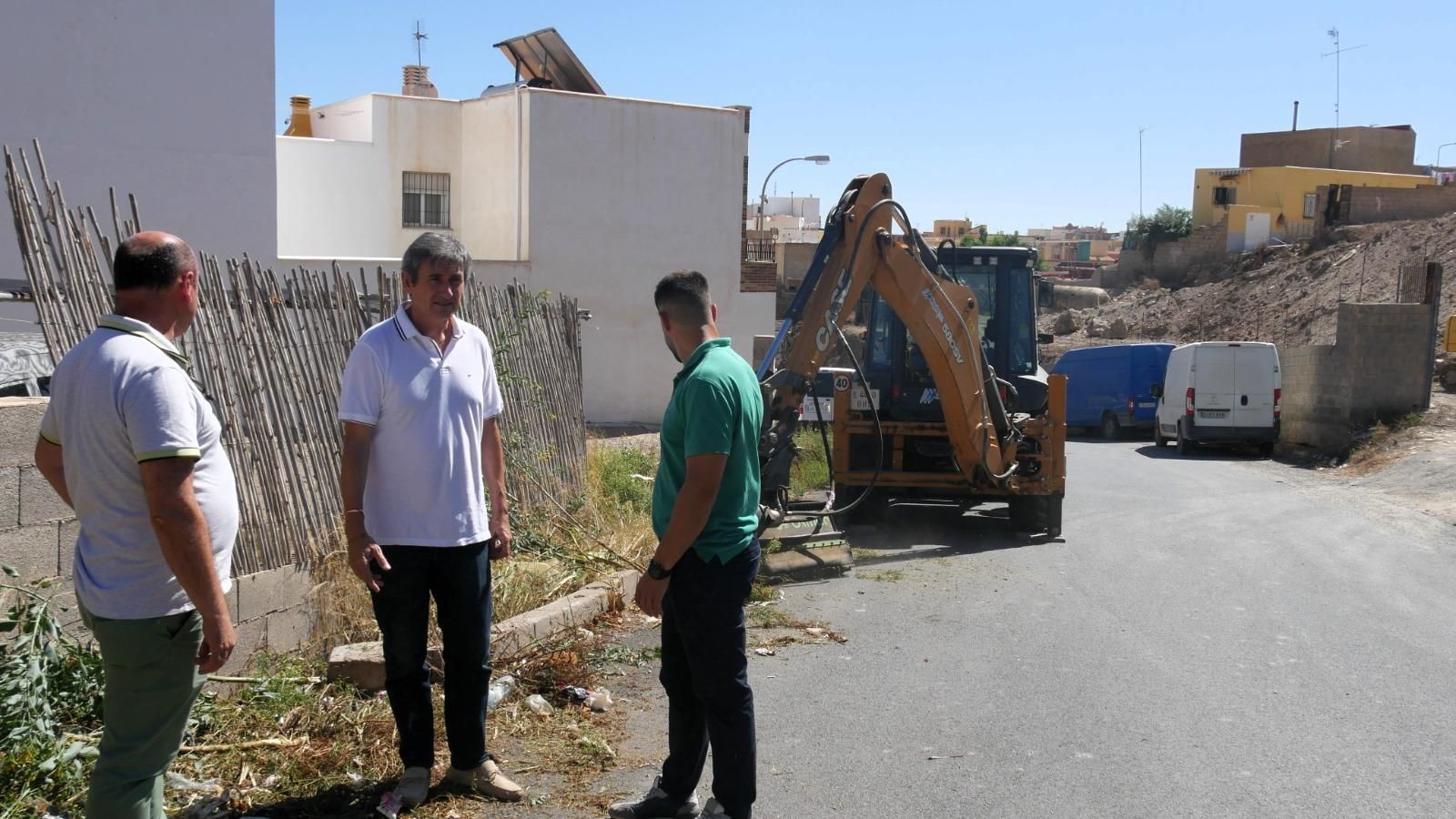 El Ayuntamiento de Adra acondiciona caminos agrícolas.