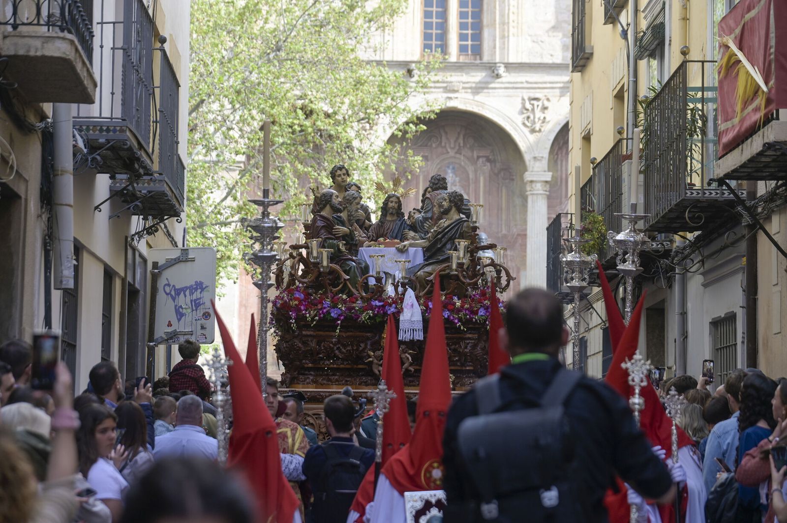 Así vivió Granada la salida de la Hermandad de la Santa Cena Sacramental 2025