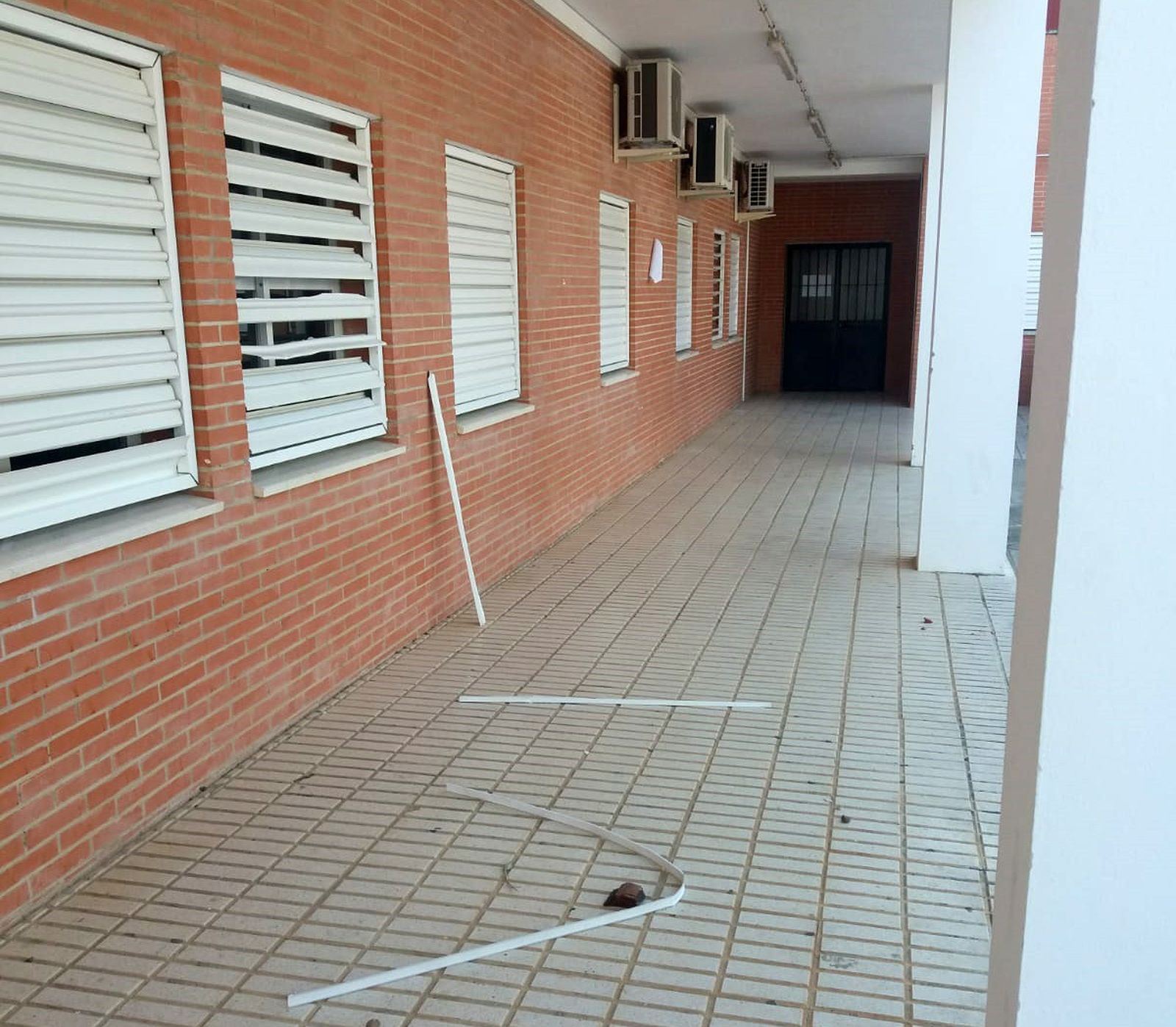 Daños en cristaleras, ventanas y cableado del instituto.