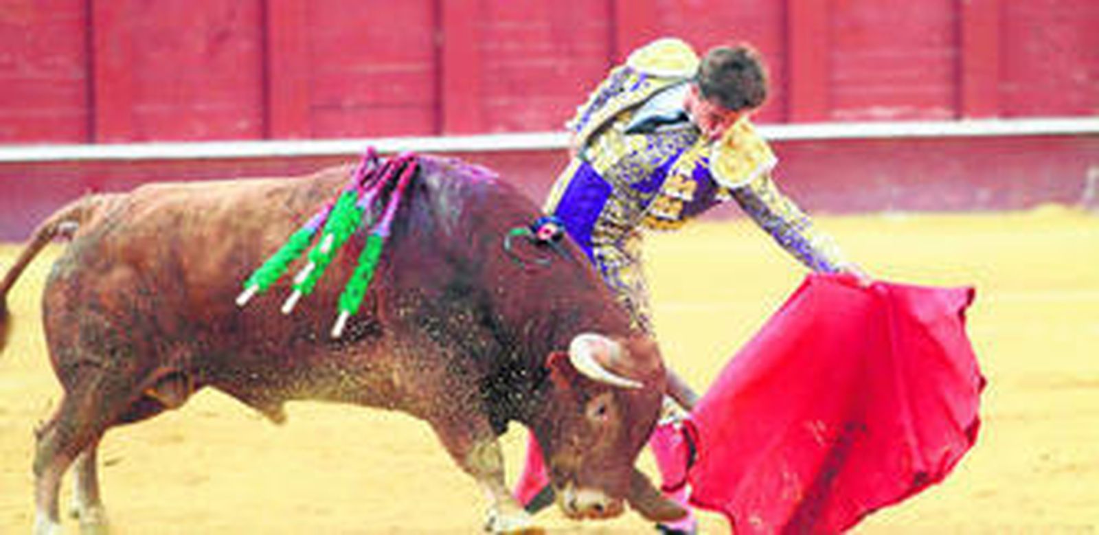 Julián López 'El Juli', toreando con la muleta, ayer, en La Malagueta.