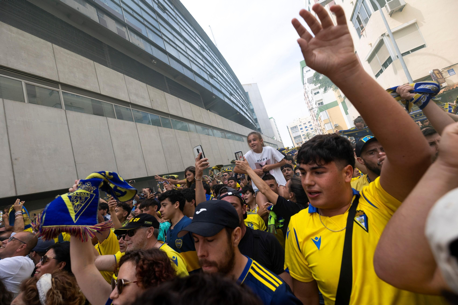 Aficionados en los alrededores del estadio antes de un partido del Cádiz.