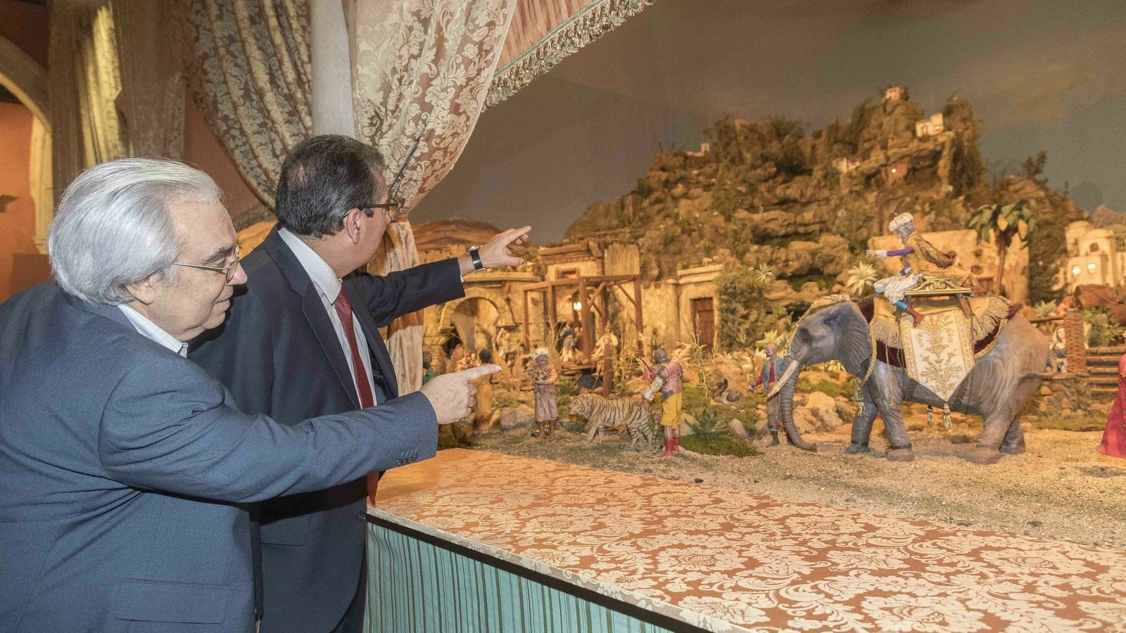 Antonio Pulido y Luis Garduño ante la escena de los Reyes Magos, en e Belén de la Fundación Cajasol.