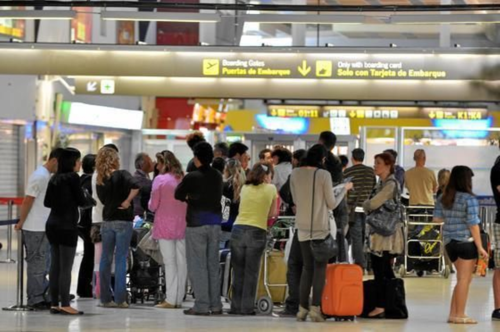 Desesperación y largas colas en San Pablo por el cierre de aeropuerto.  Foto: Manuel Gómez