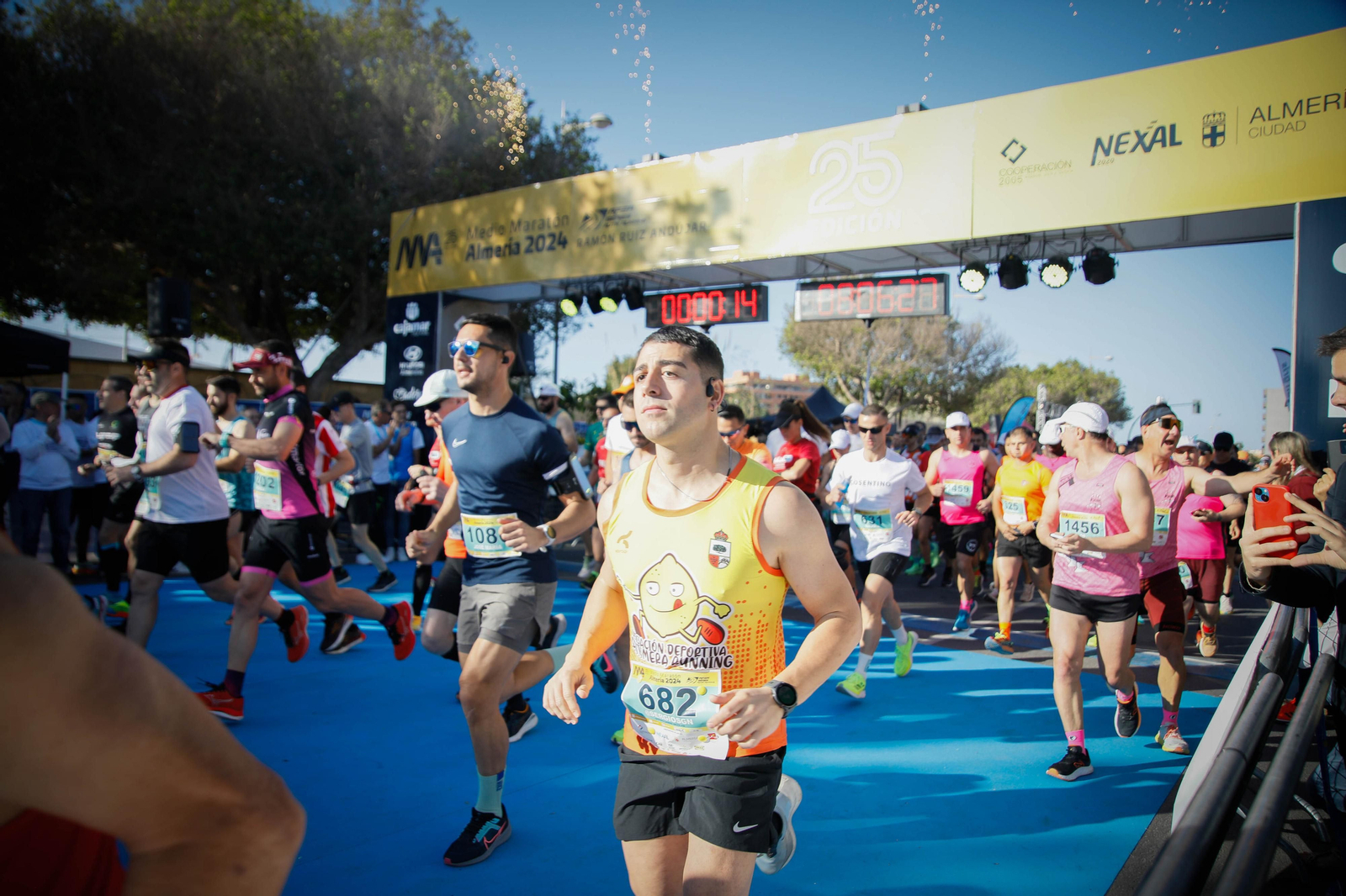 Imágenes de la salida de la Media maratón Ciudad de Almería