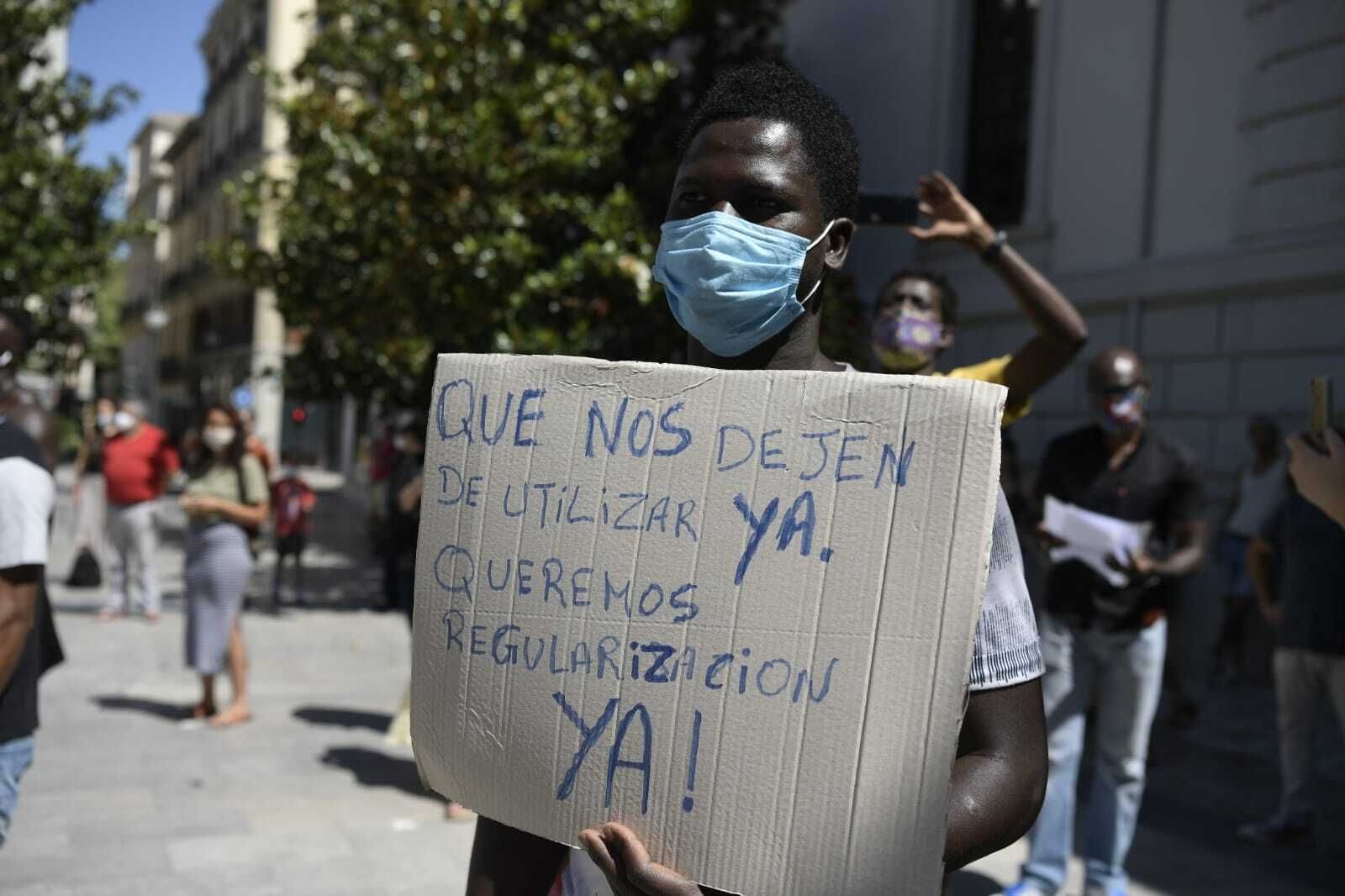 "Ningún ser humano en ilegal": fotos de la manifestación contra el racismo en Granada