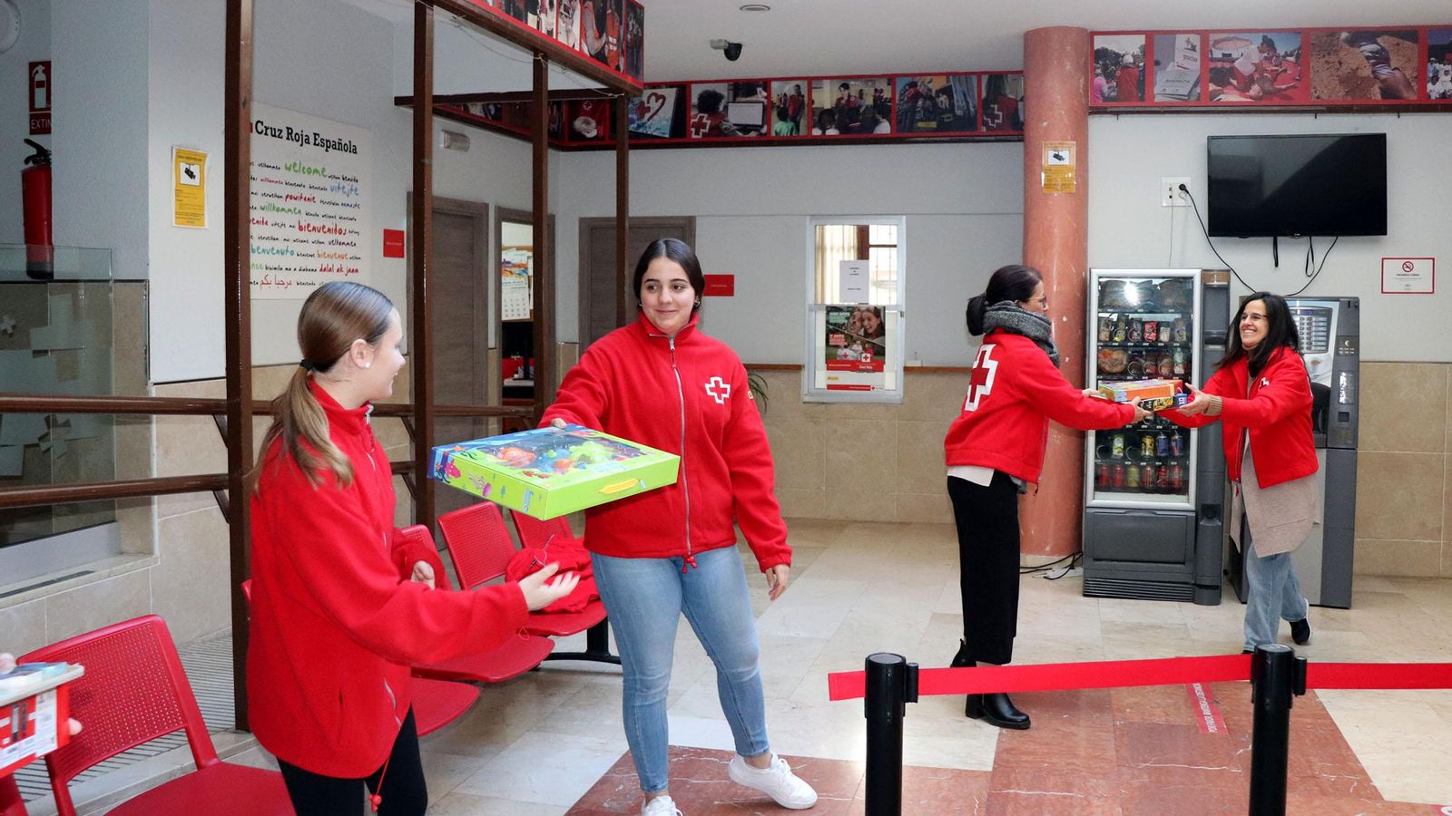 Cadena humana de voluntrias de Cruz Roja para recibir los juguetes donados.