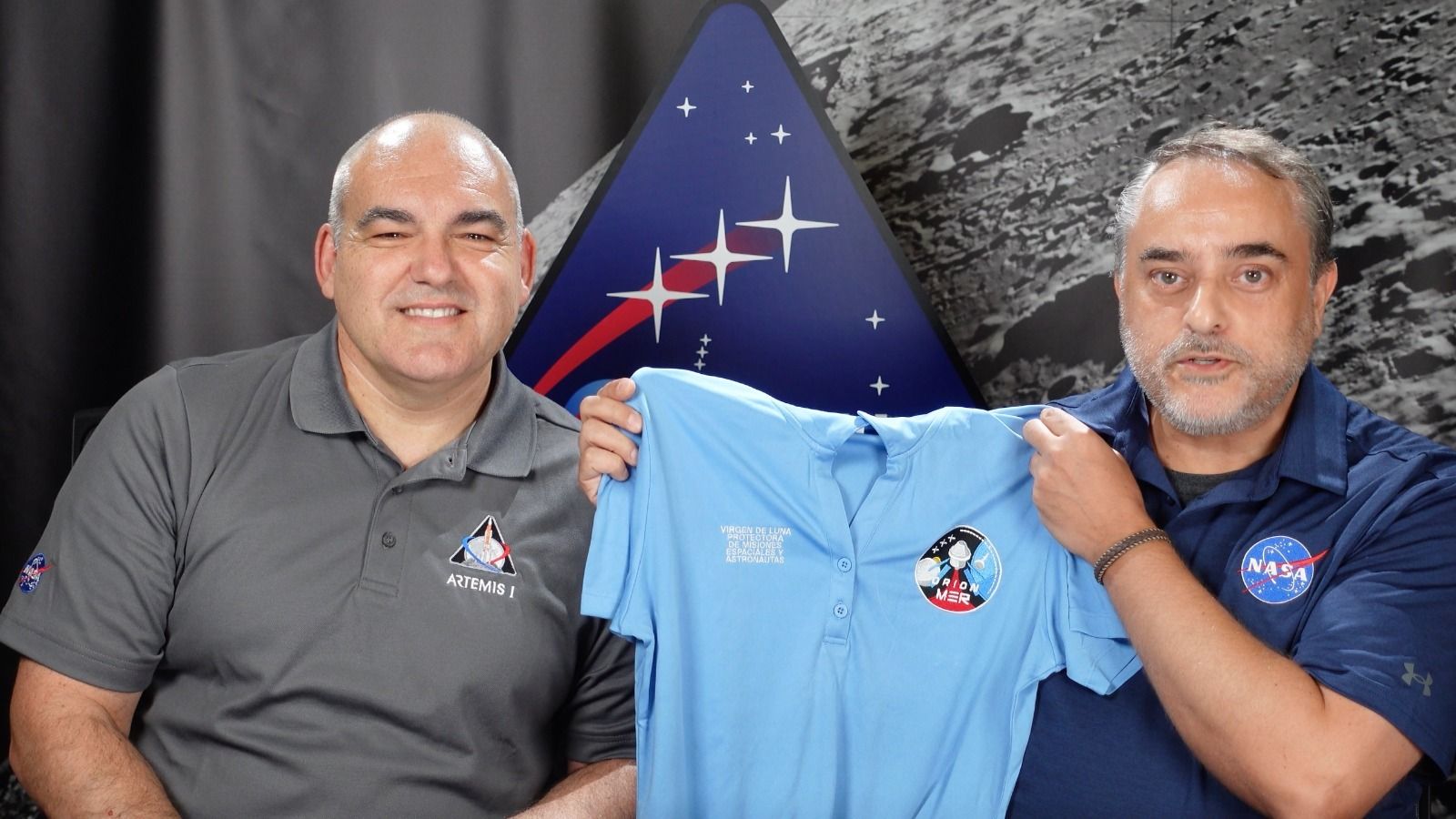 Los ingenieros de la NASA muestran la camiseta dedicada a la Virgen de Luna.