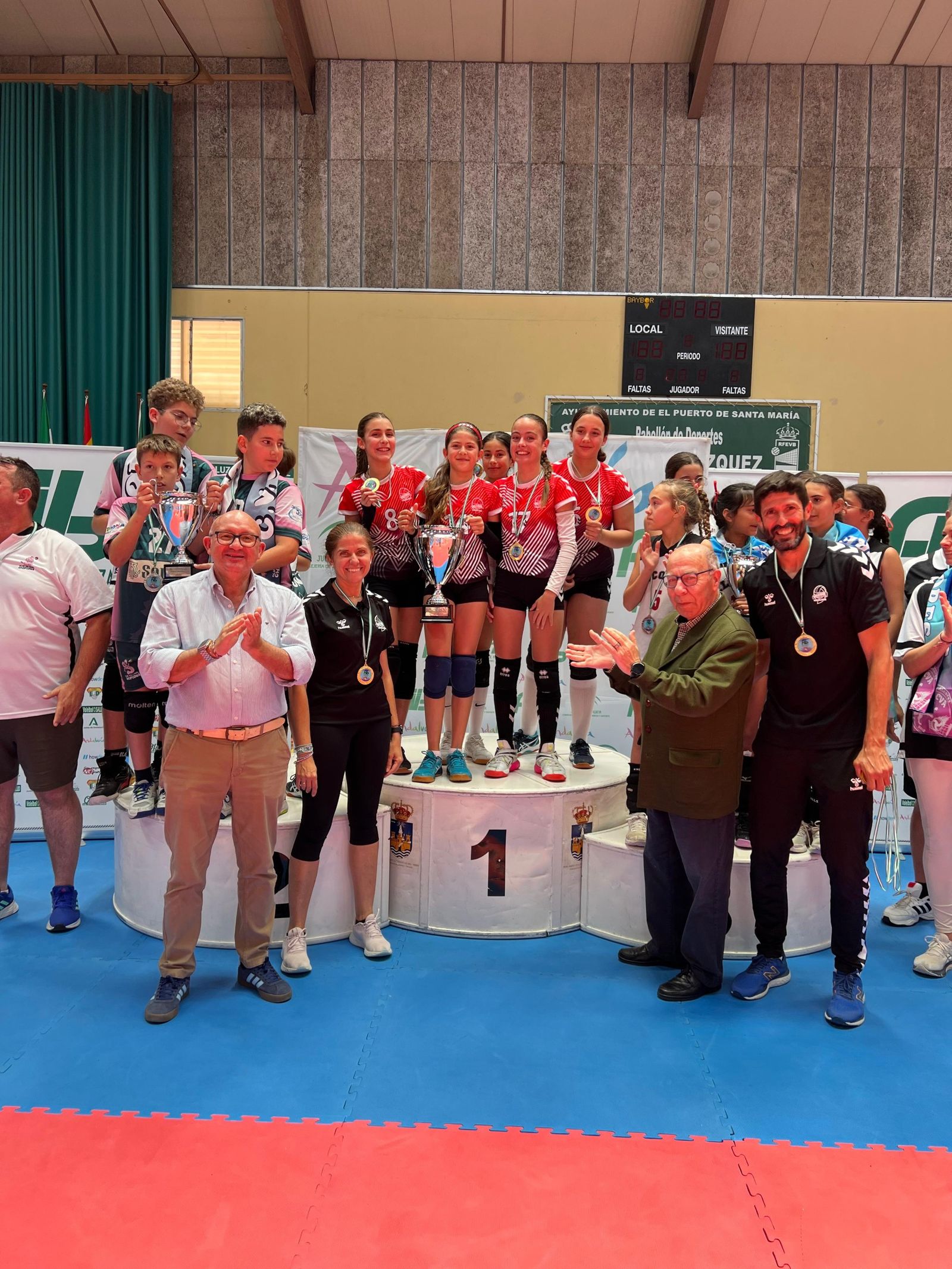 El Chiclana Voleibol, en lo más alto del podio.