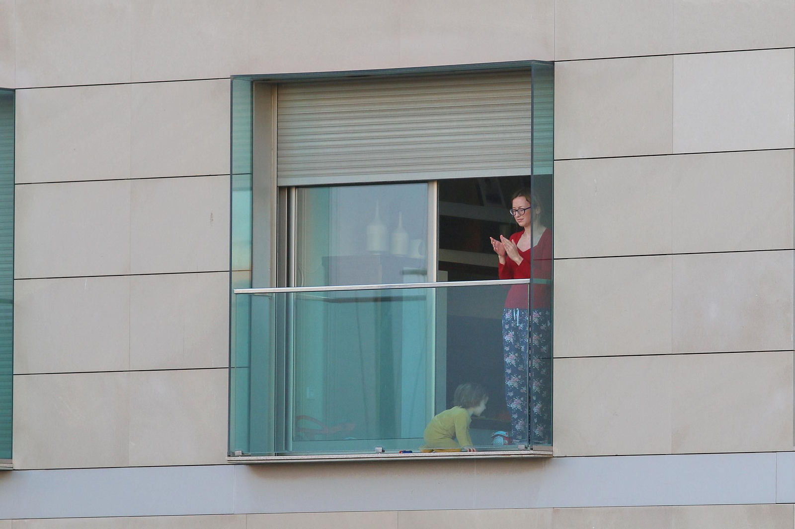 Fotogalería del aplauso de las ocho de la tarde de este lunes 20 de abril