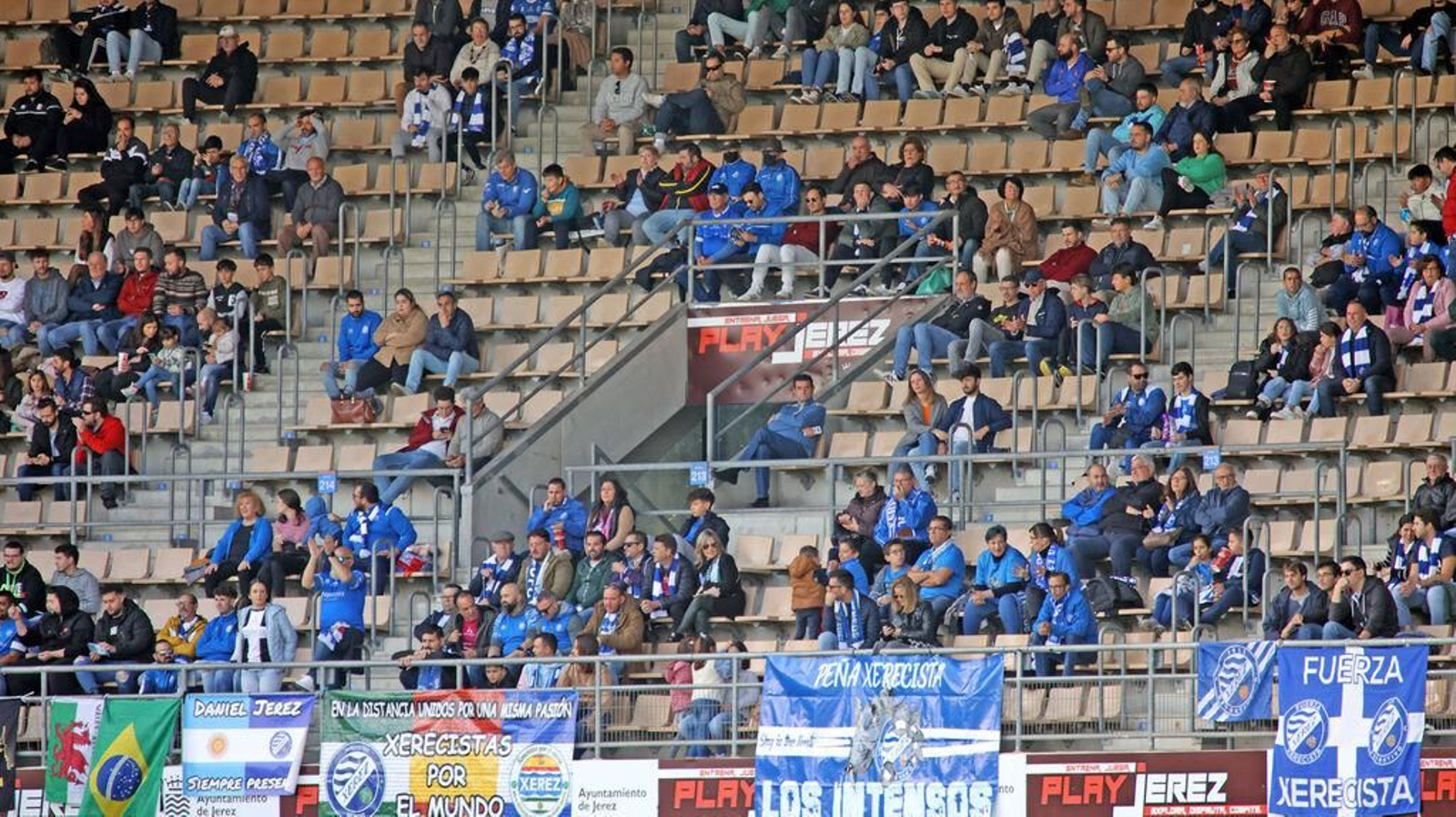 El Xerez DFC premia a sus socios y aficionados con autobuses gratis a Utrera. El Xerez DFC premia a sus socios y aficionados con autobuses gratis a Utrera.