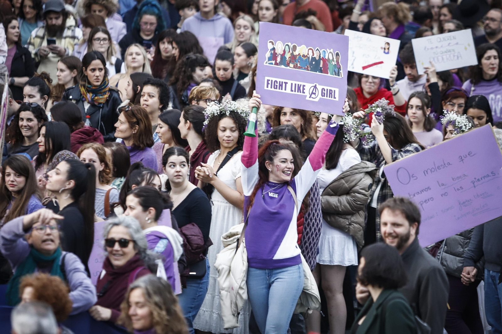 Una ola morada inunda la avenida principal de Granada en el Día de la Mujer